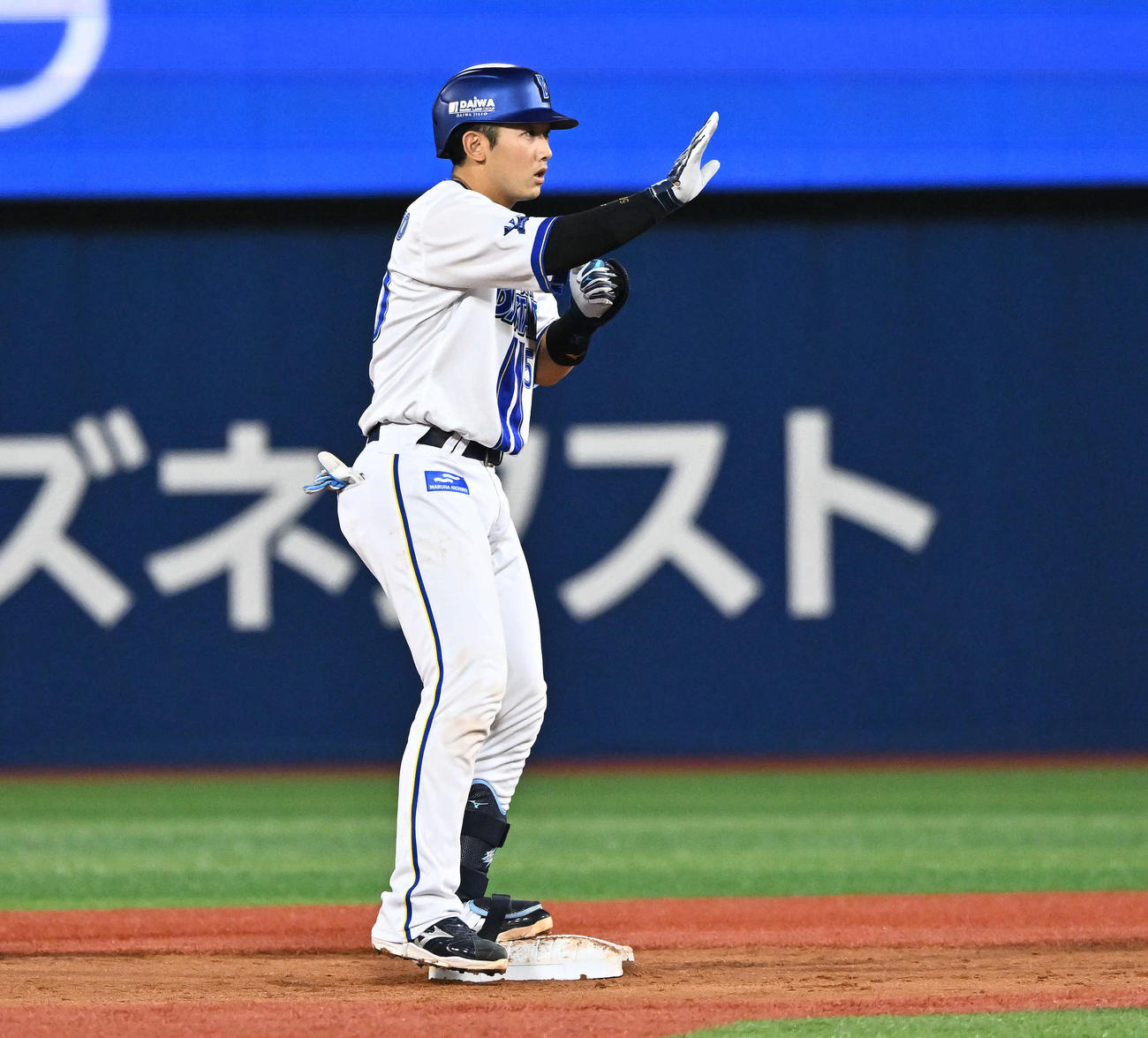 DeNA対ヤクルト　2回裏DeNA1死、山本は左翼に二塁打を放ちポーズを決める（撮影・滝沢徹郎）