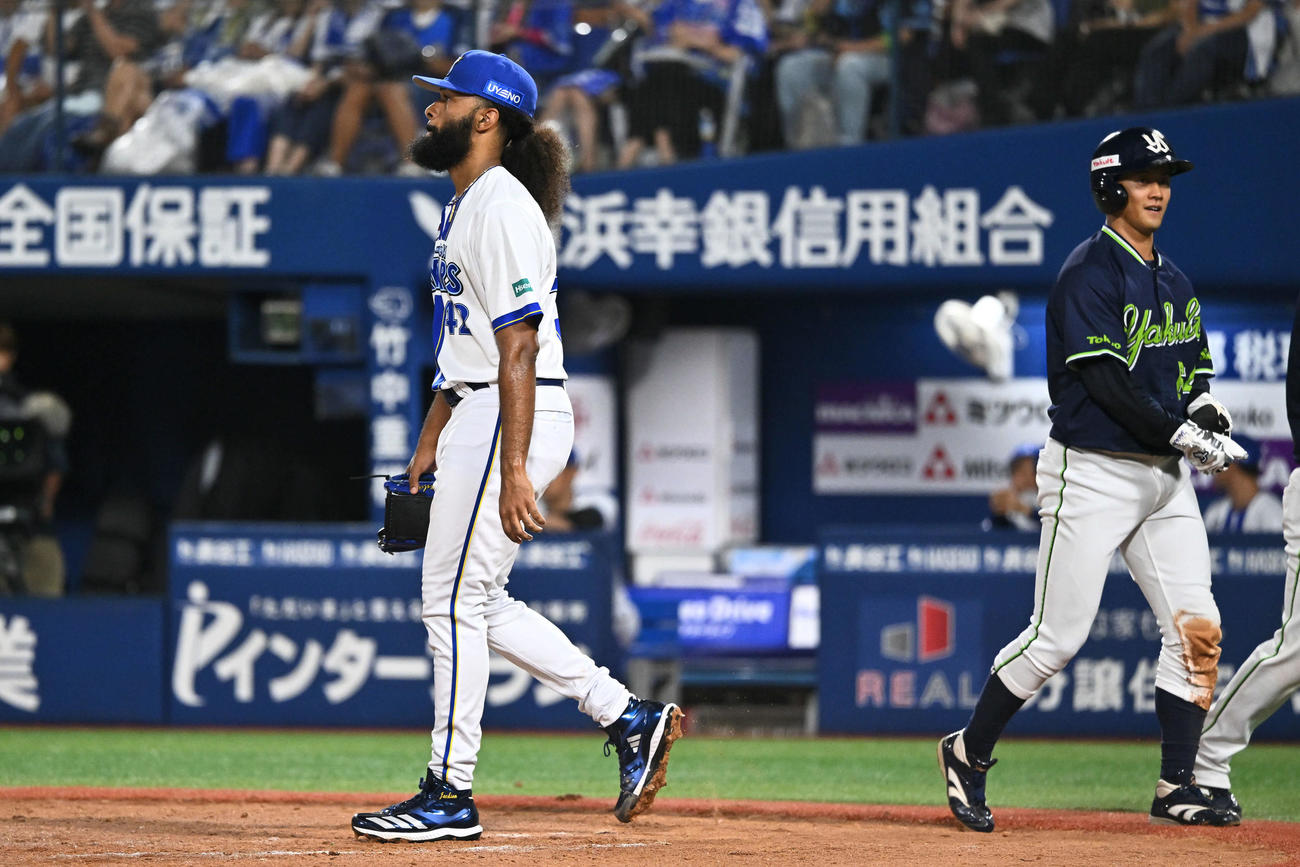DeNA対ヤクルト　4回表ヤクルト1死二、三塁、浜田に2点適時打を許したジャクソン（左）（撮影・滝沢徹郎）