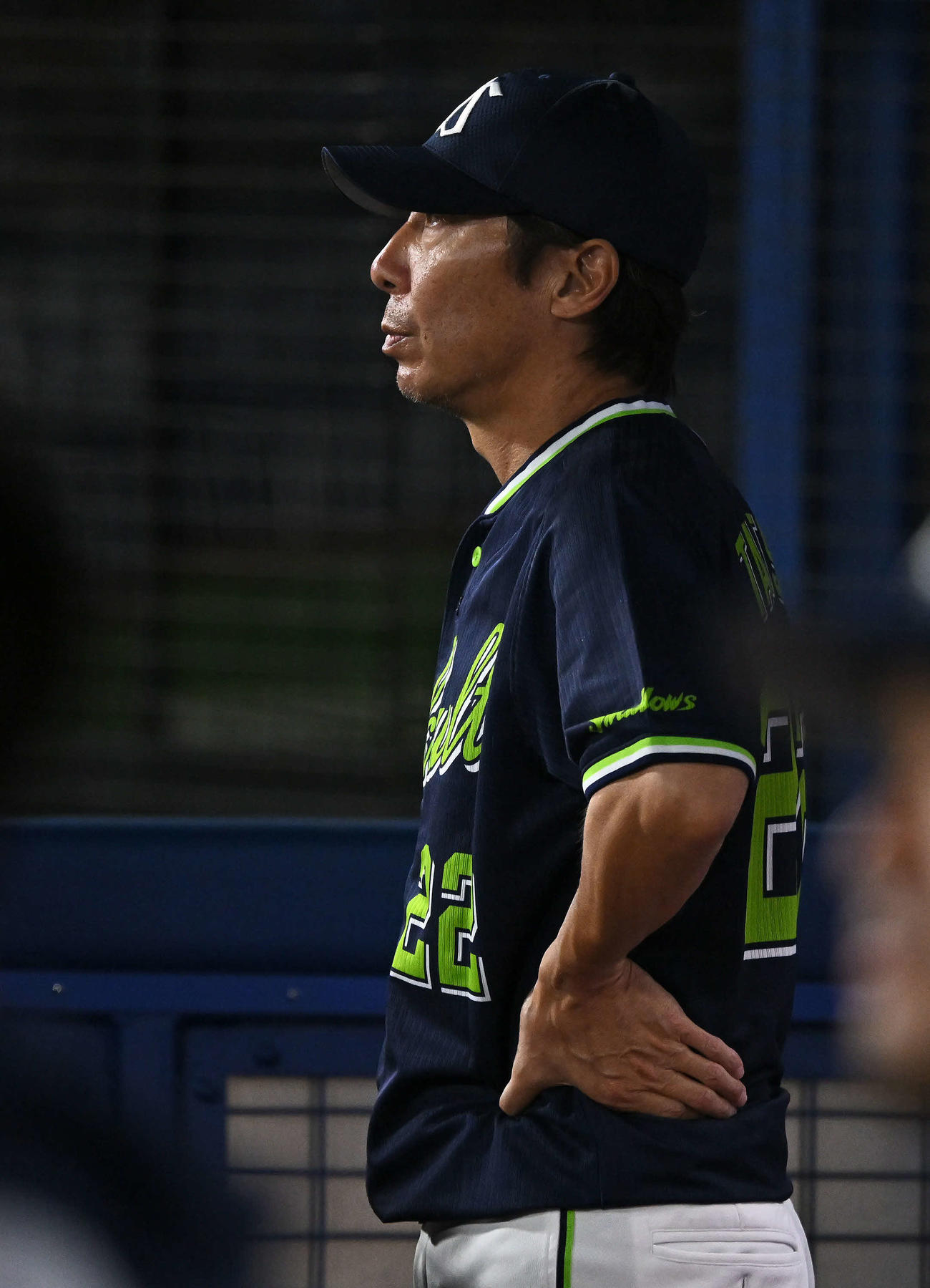 DeNA対ヤクルト　9回表、戦況を見守るヤクルト高津監督（撮影・滝沢徹郎）