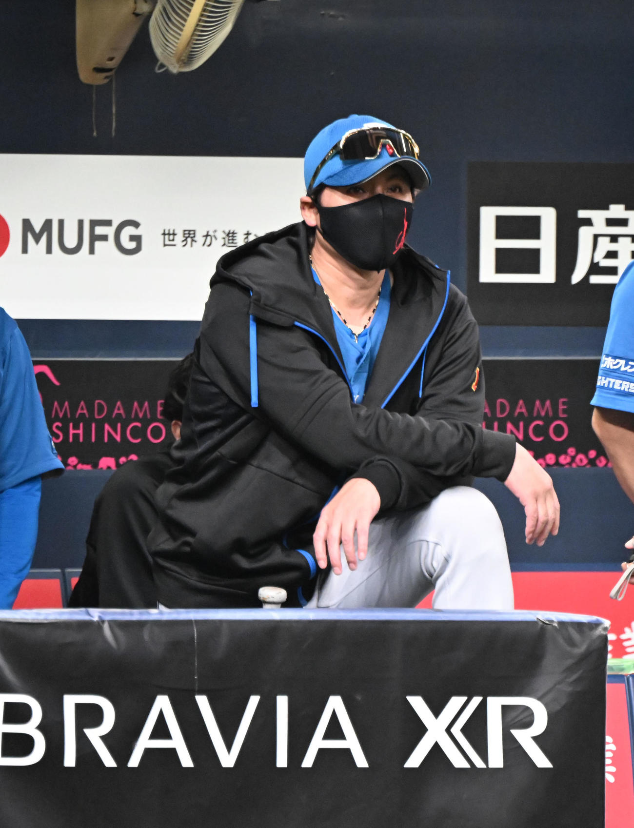 オリックス対日本ハム　2回、ベンチから戦況を見る日本ハム新庄監督（撮影・和賀正仁）