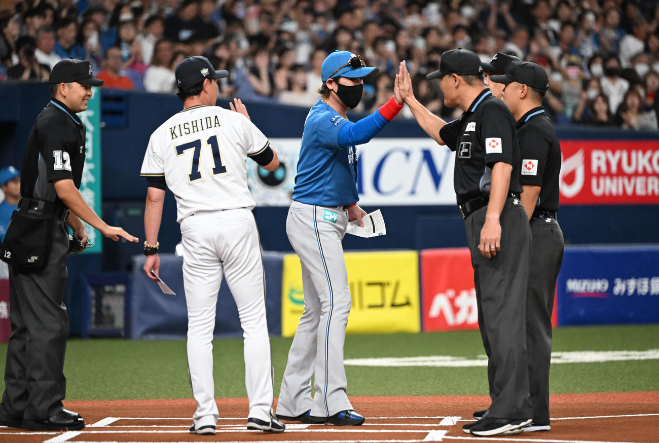 オリックス対日本ハム　メンバー表を交換する日本ハム新庄監督（右）とオリックス岸田監督（撮影・和賀正仁）