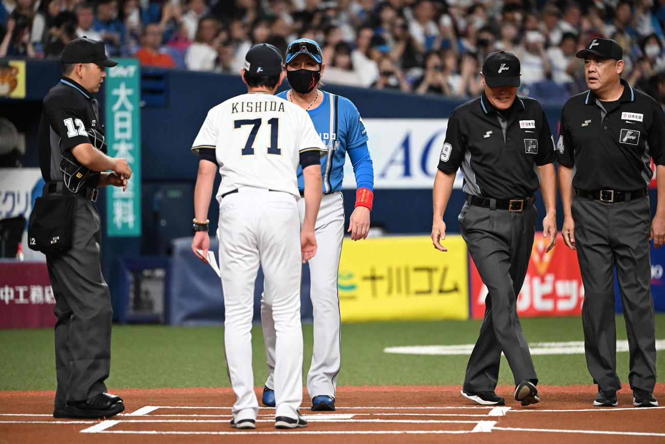 19時25分、メンバー表を交換する日本ハム新庄監督とオリックス岸田監督（撮影・和賀正仁）