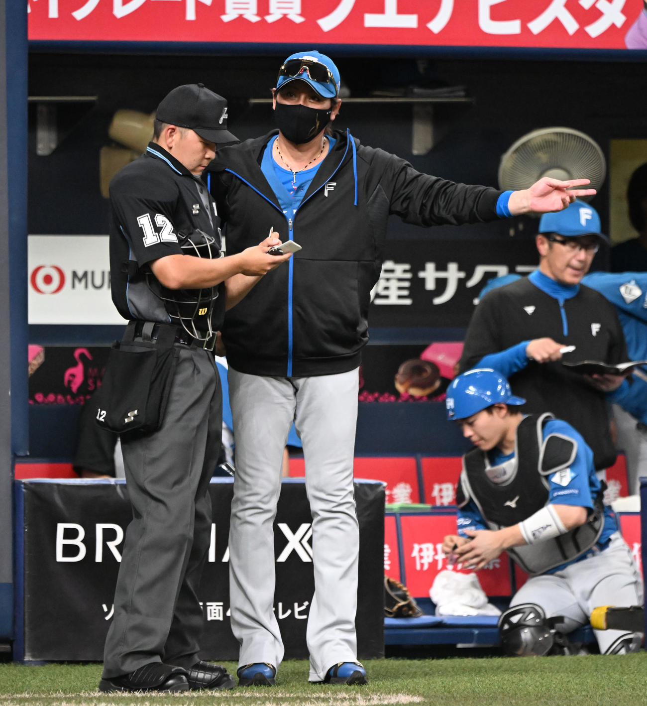 オリックス対日本ハム　7回表を終え、投手の交代を告げる日本ハム新庄監督（撮影・和賀正仁）