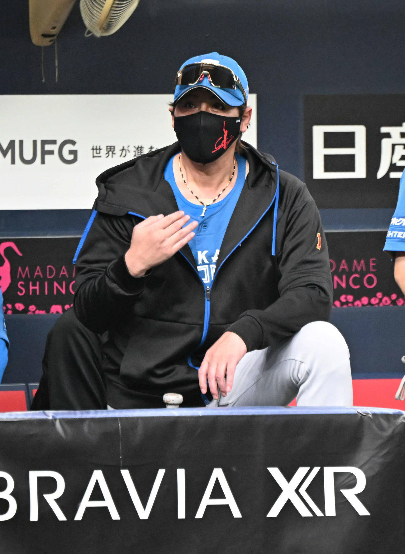 オリックス対日本ハム　2回、ベンチから戦況を見る日本ハム新庄監督（撮影・和賀正仁）
