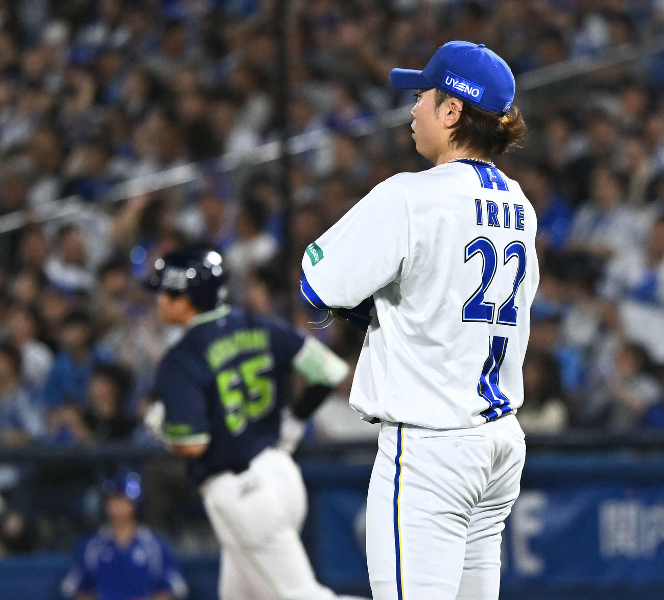 DeNA対ヤクルト　9回表ヤクルト1死一、二塁、村上（後方）に3点本塁打を許す入江（撮影・滝沢徹郎）