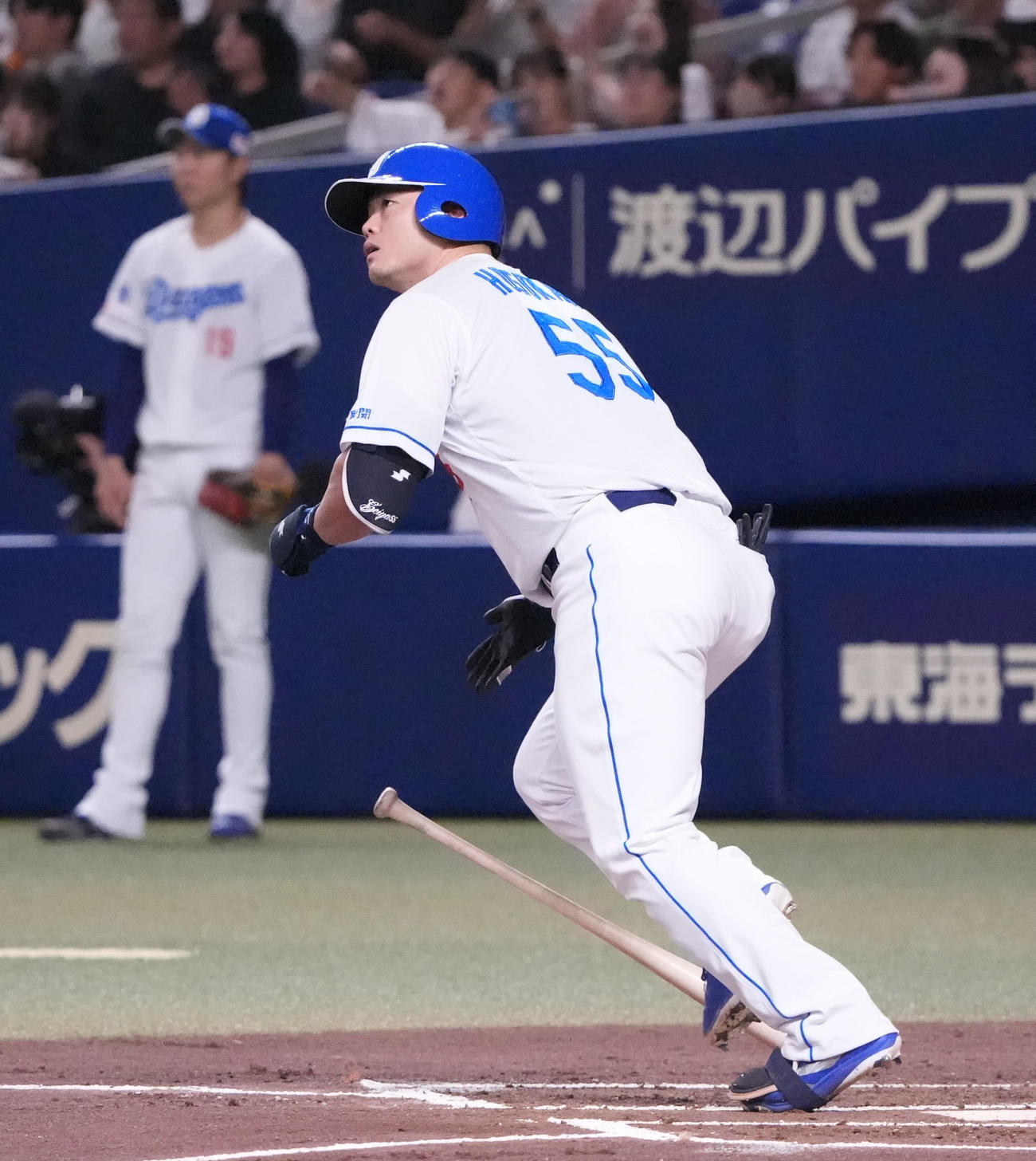 中日対巨人　1回裏中日2死一塁、左越え2点本塁打を放つ細川（撮影・森本幸一）