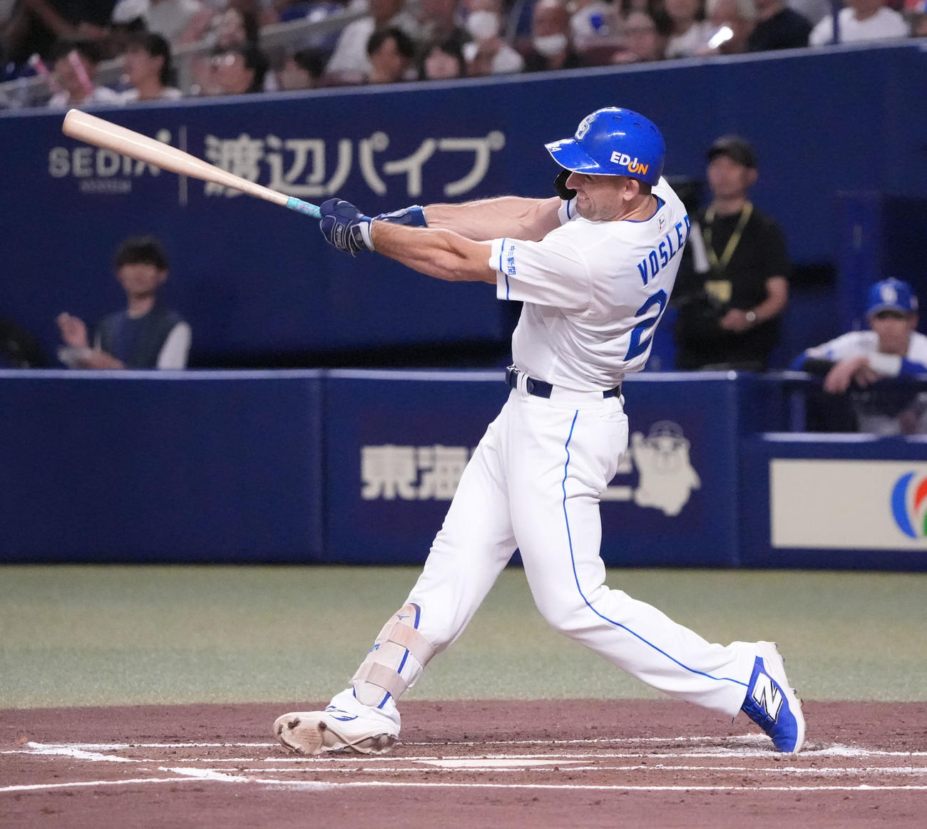中日対巨人　1回裏中日2死、右越え本塁打を放つボスラー（撮影・森本幸一）