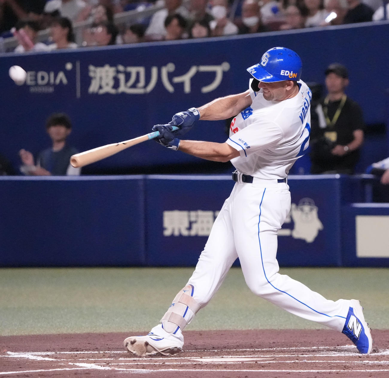 中日対巨人　1回裏中日2死、右越え本塁打を放つボスラー（撮影・森本幸一）