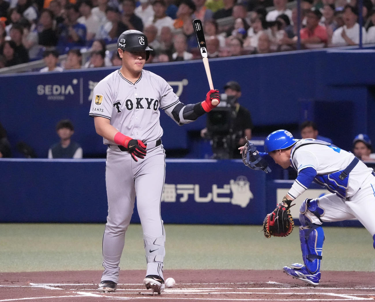 中日対巨人　1回表巨人2死三塁、岡本（左）は三振に倒れる（撮影・森本幸一）