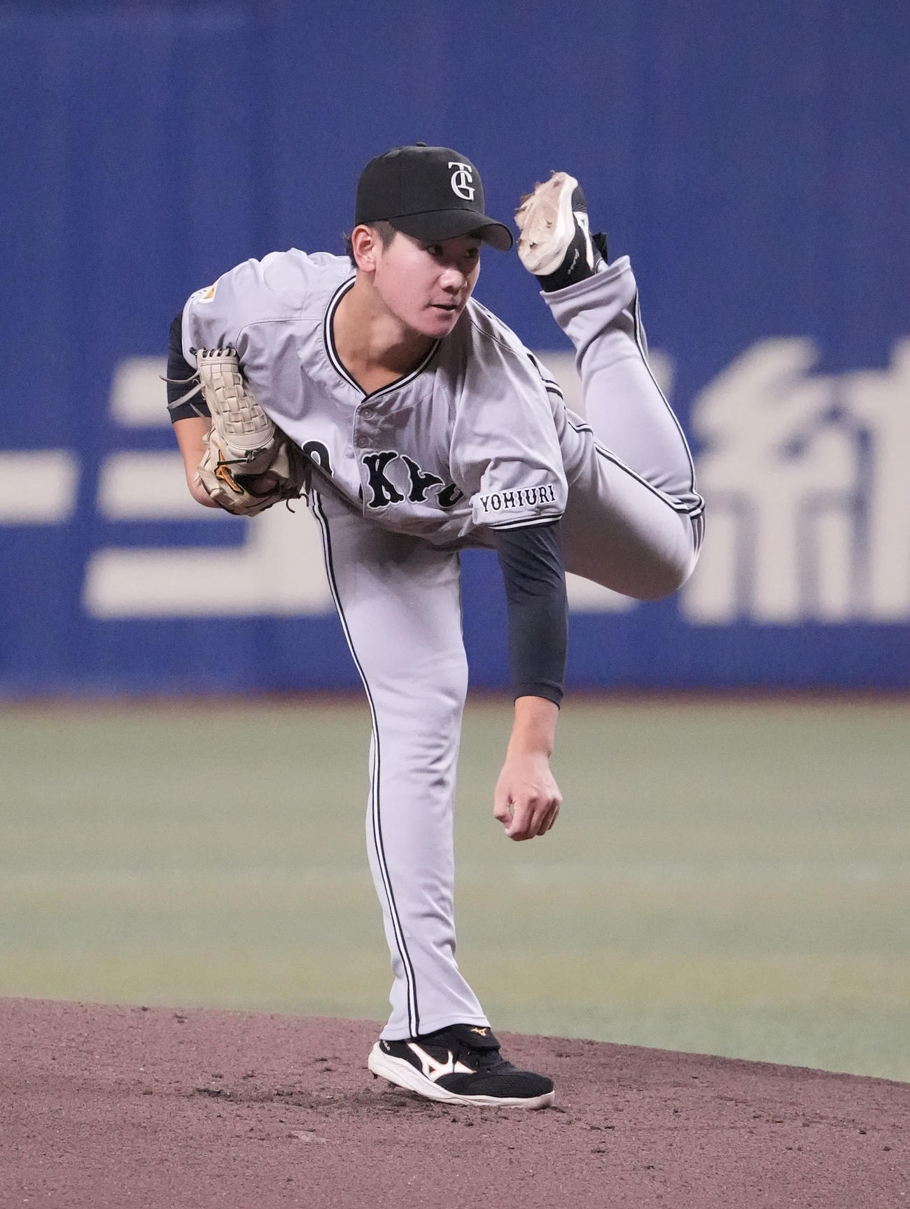 中日対巨人　1回裏、登板する巨人先発の井上（撮影・森本幸一）