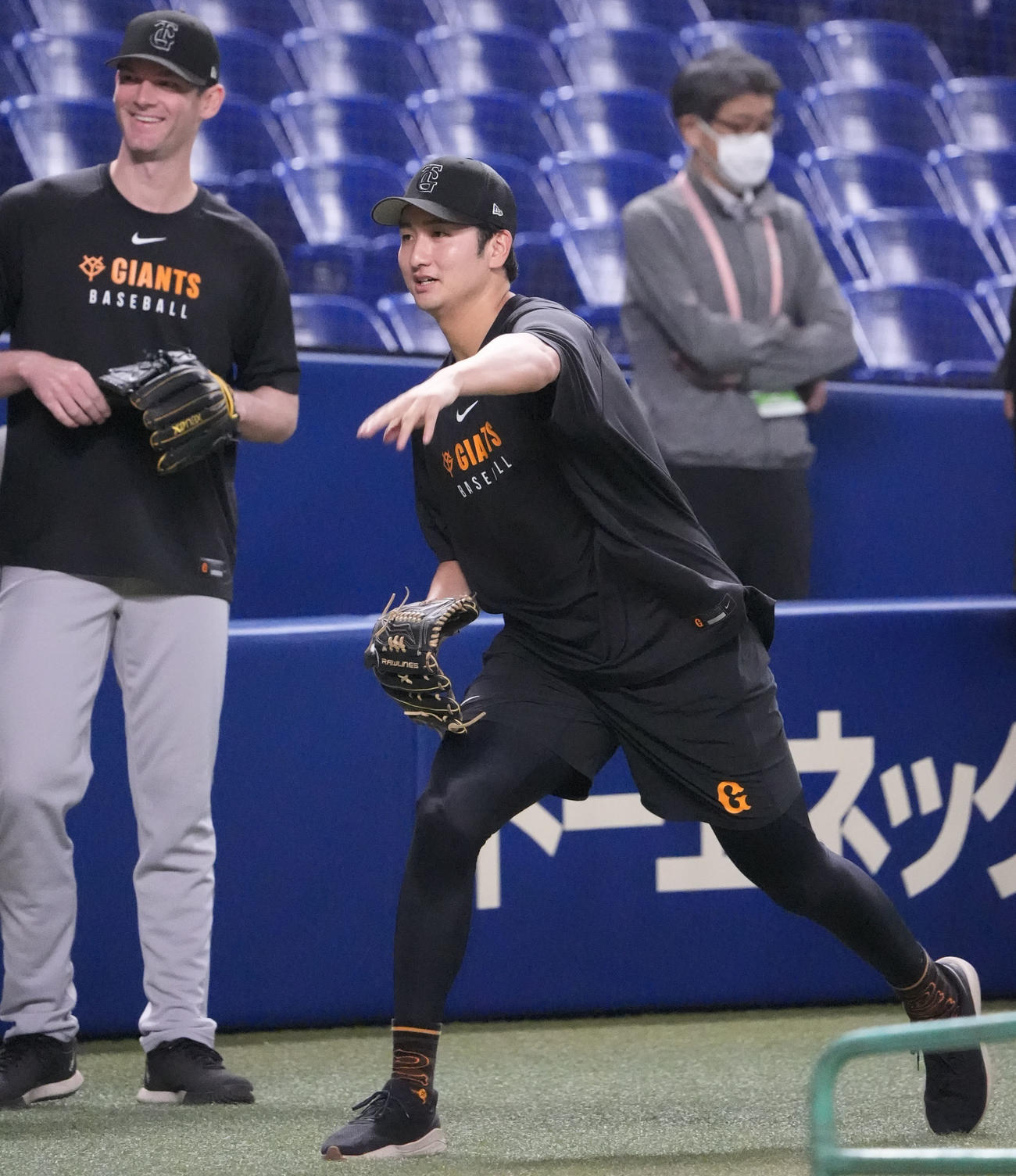中日対巨人　試合前、ノックを受ける横川（撮影・森本幸一）