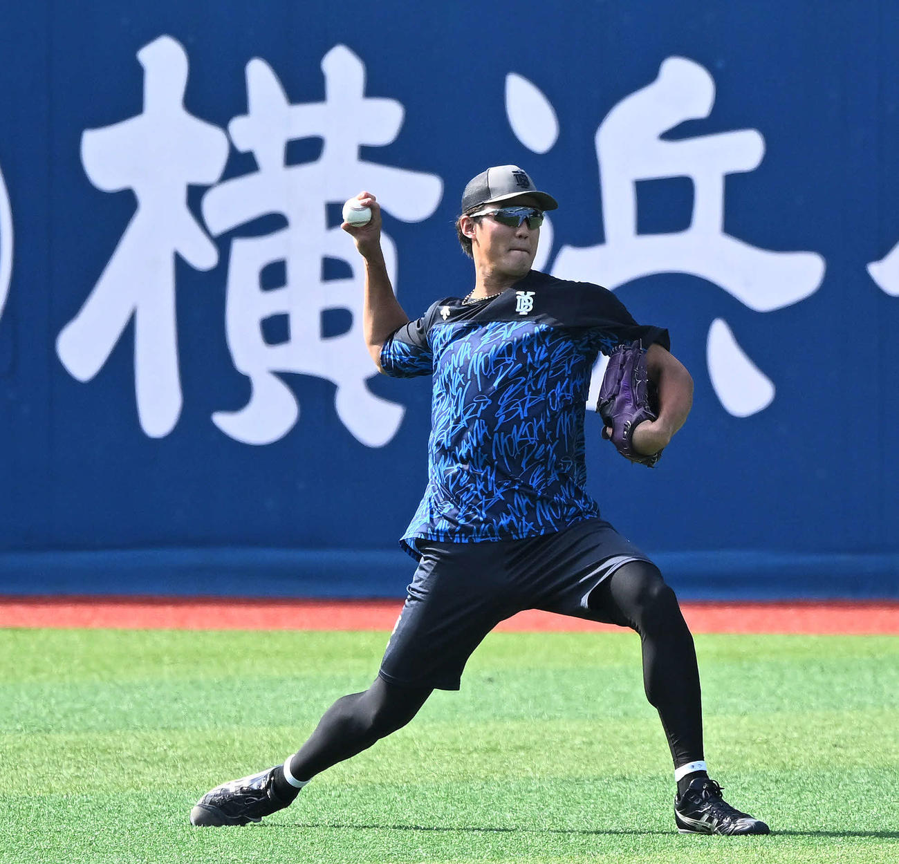 DeNA対ヤクルト　試合前練習で調整するDeNA藤浪（撮影・滝沢徹郎）
