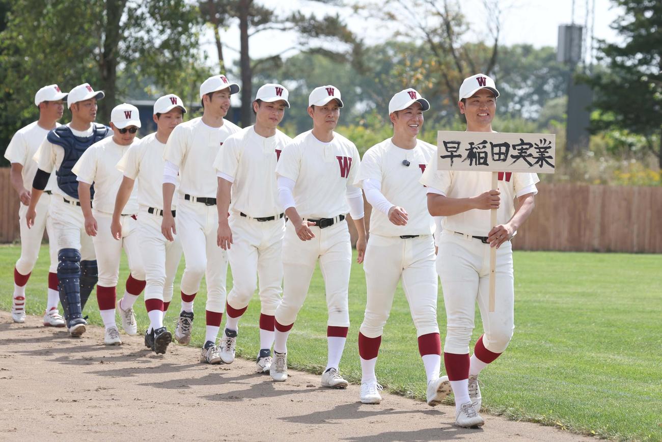 駒大苫小牧OB対早稲田実OB　入場行進する早稲田実OB（撮影・黒川智章）