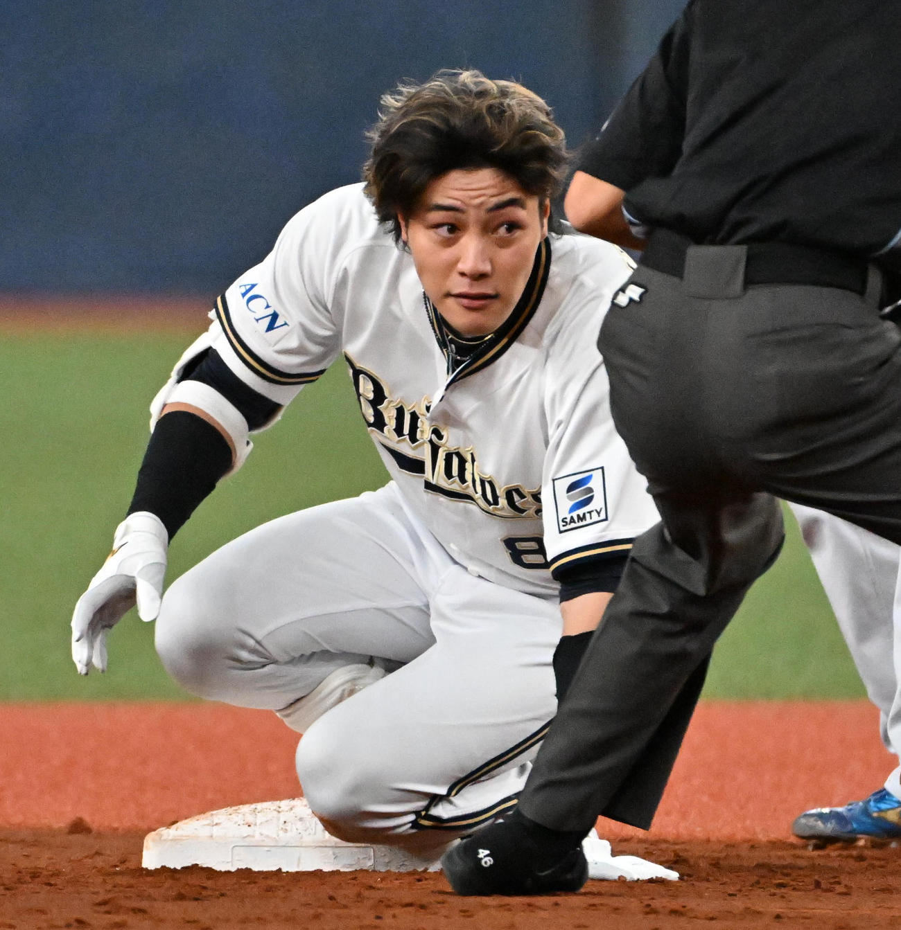 オリックス対日ハム　3回裏オリックス2死　麦谷は中安打を放ち二塁へ進塁する（撮影・石井愛子）