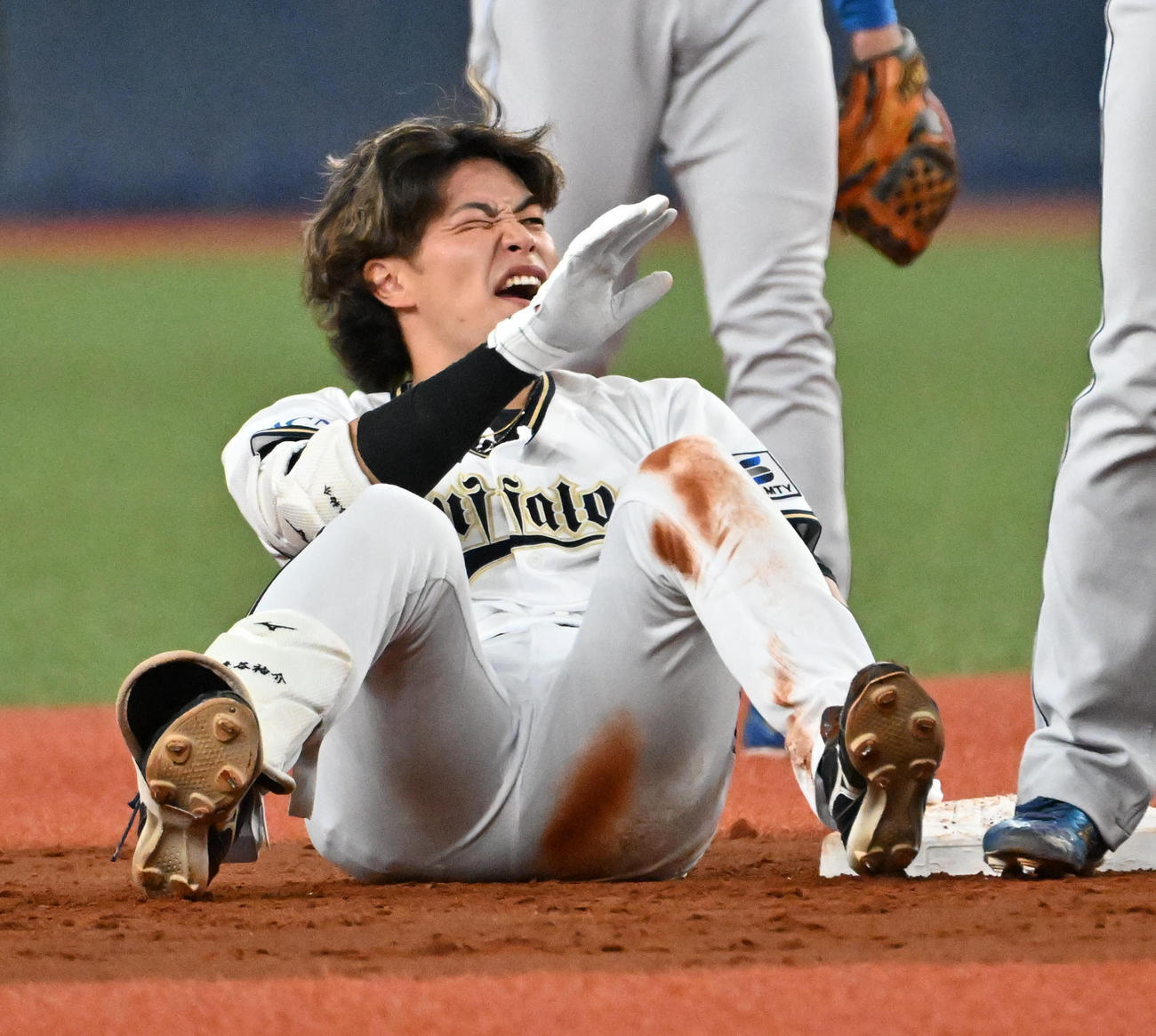 オリックス対日ハム　3回裏オリックス2死　麦谷は中安打を放ち二塁へ進塁し痛がる（撮影・石井愛子）