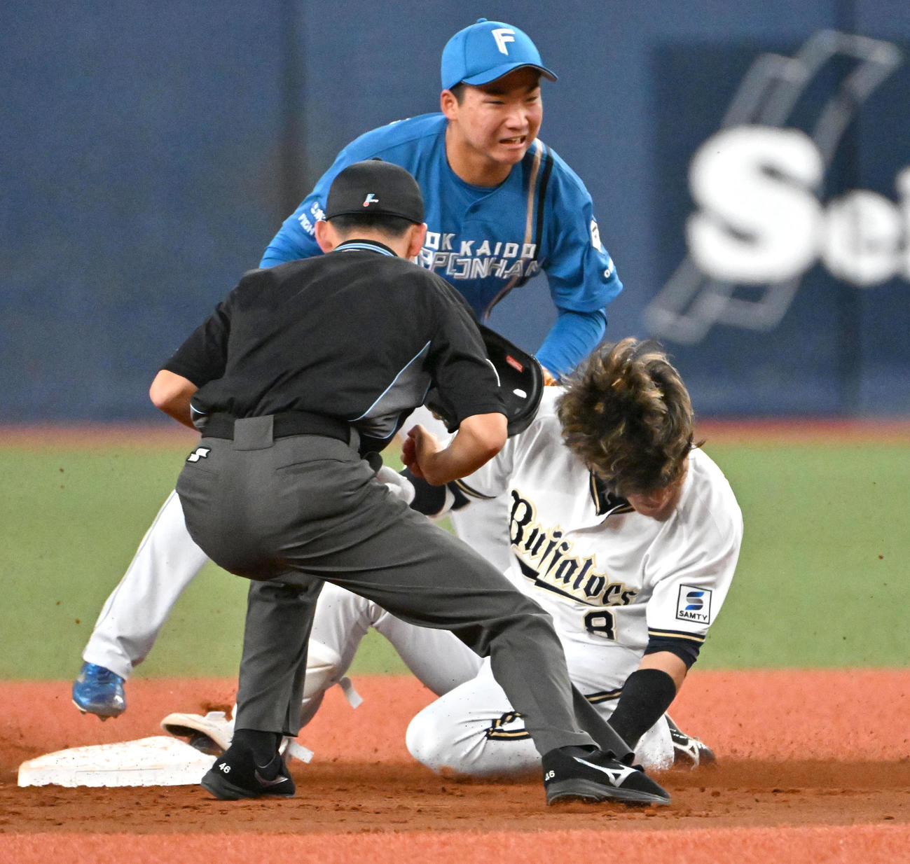 オリックス対日ハム　3回裏オリックス2死　麦谷は中安打を放ち二塁へ進塁する（撮影・石井愛子）