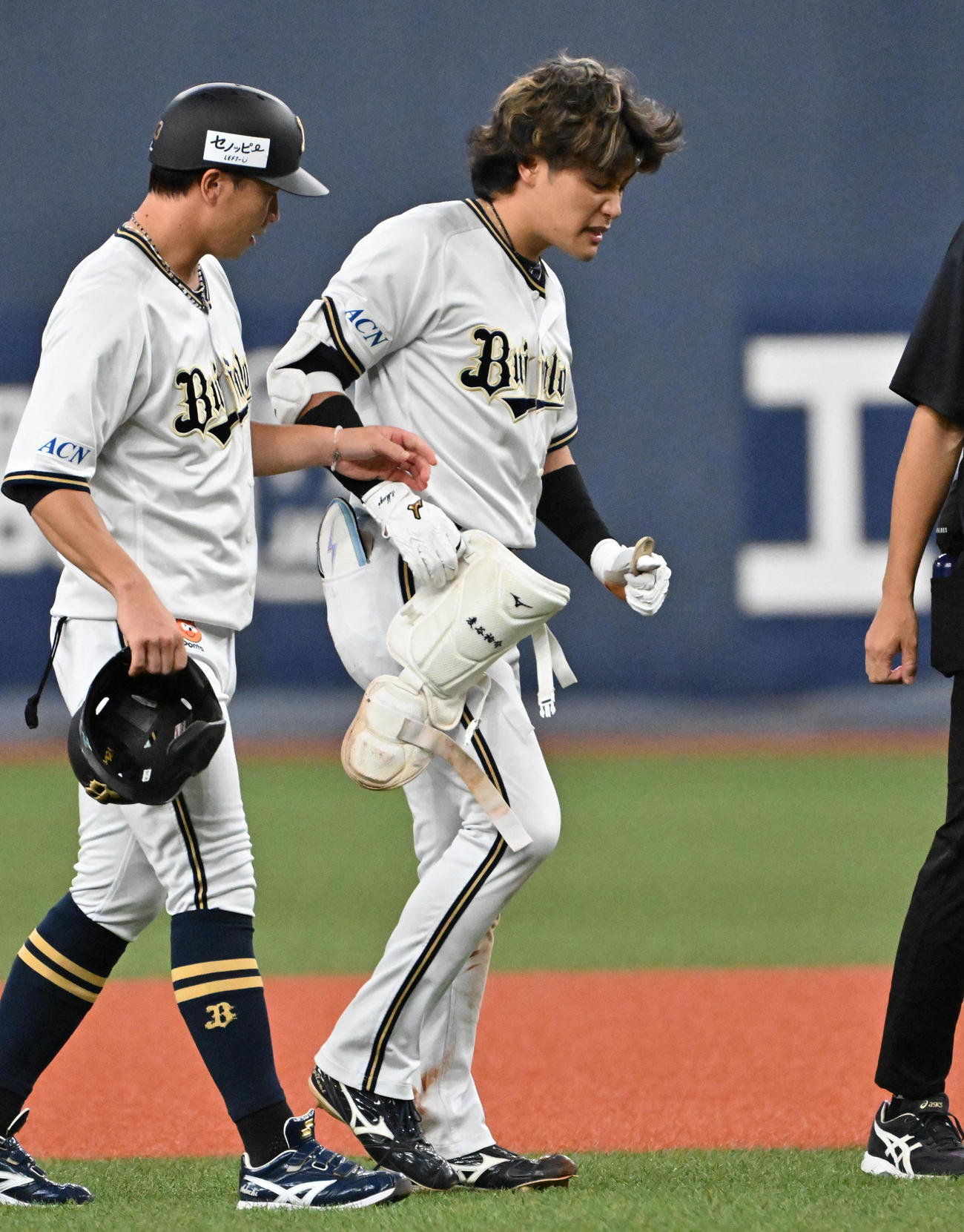 オリックス対日ハム　3回裏オリックス2死　治療のためベンチに引き揚げる麦谷（中央）（撮影・石井愛子）
