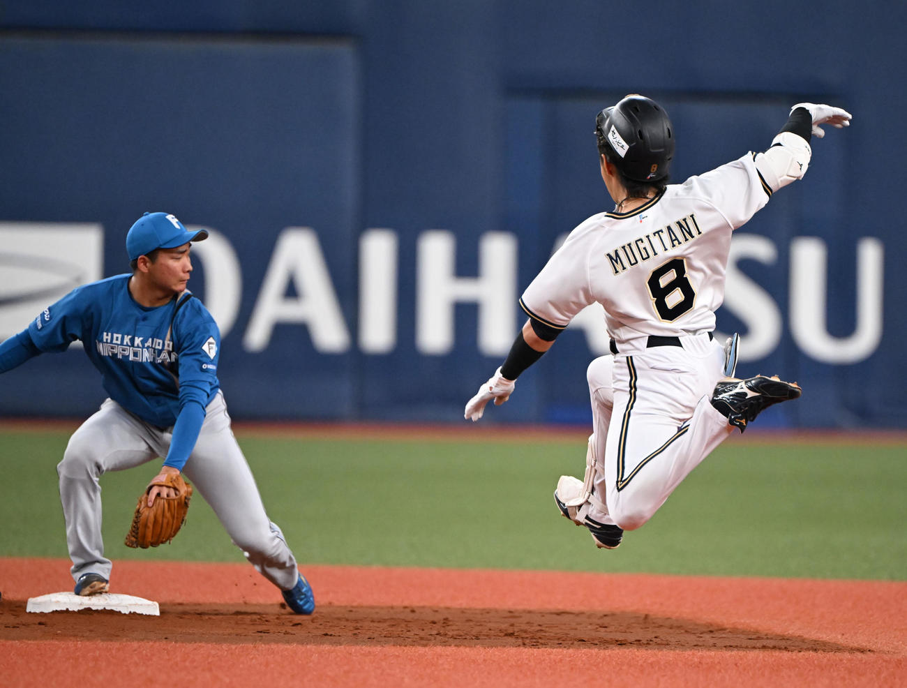 オリックス対日本ハム　3回裏オリックス2死、右中間に二塁打を放ち滑り込む麦谷（撮影・和賀正仁）
