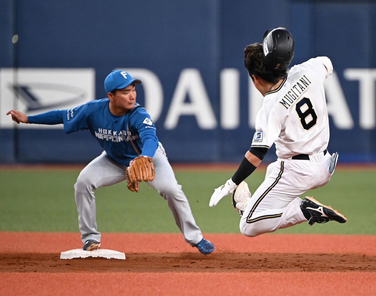 オリックス対日本ハム　3回裏オリックス2死、右中間に二塁打を放ち滑り込む麦谷（撮影・和賀正仁）