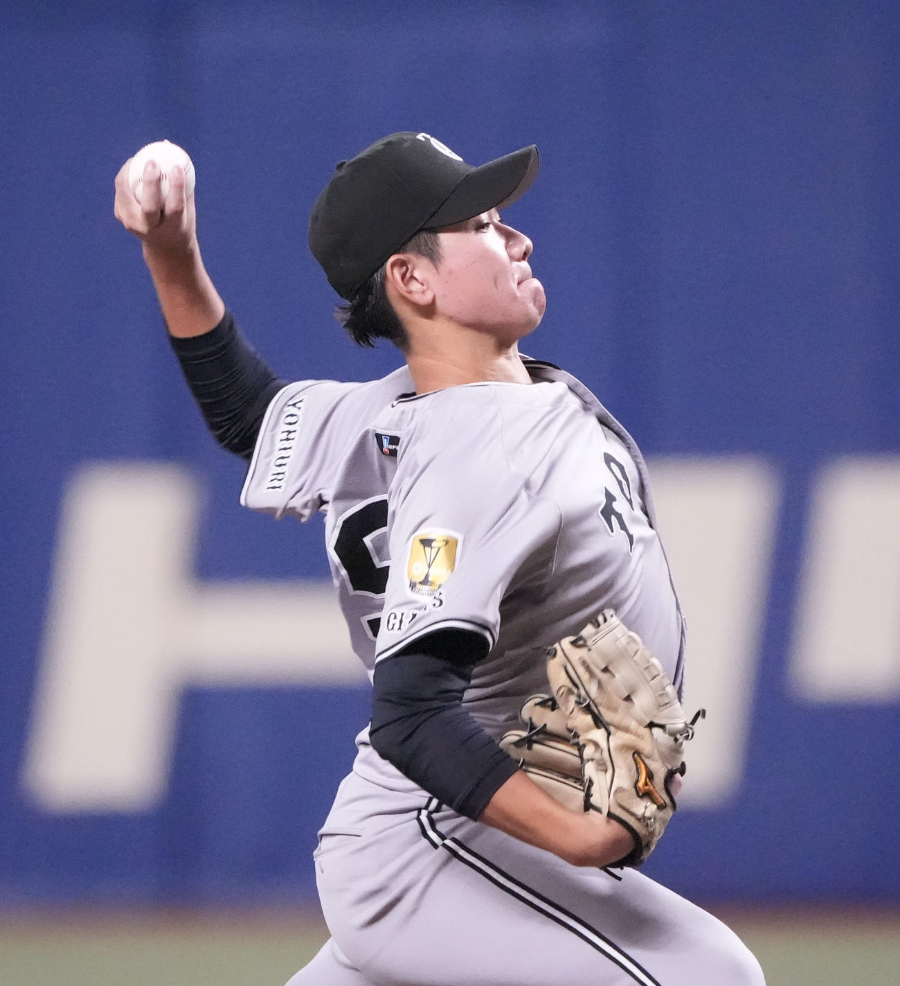 中日対巨人　1回裏、登板する巨人先発の井上（撮影・森本幸一）