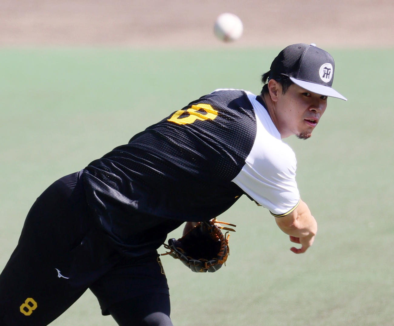 阪神対広島　試合前の練習でキャッチボールする阪神佐藤輝（撮影・上山淳一）