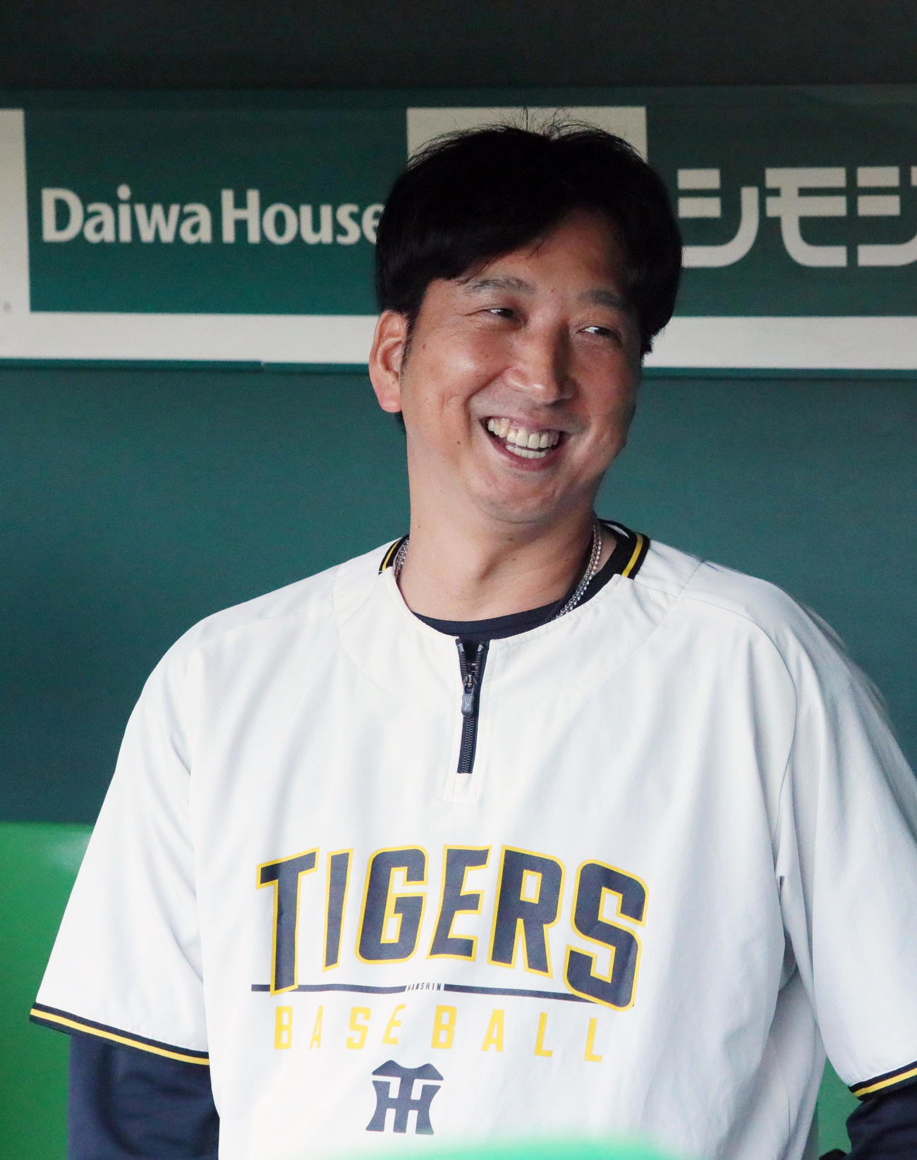 阪神対広島　試合前、リラックスした表情を見せる阪神藤川監督（撮影・上山淳一）