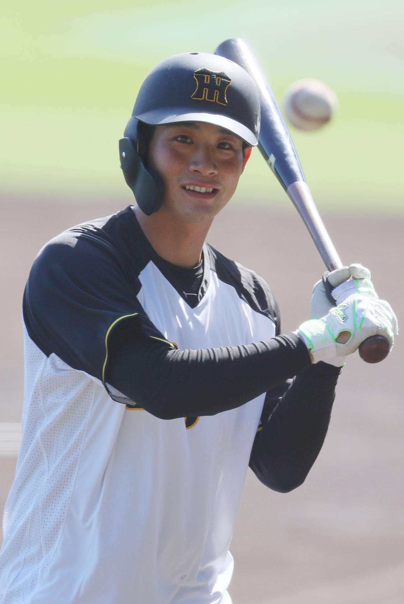 阪神対広島　試合前、リラックスした表情を見せる阪神木浪（撮影・上山淳一）