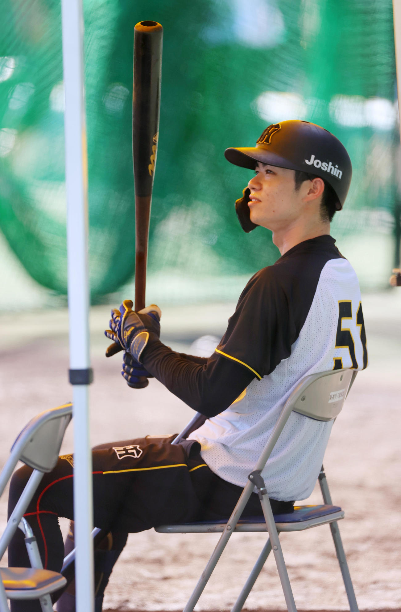 阪神対広島　試合前、テントの下に座って打撃の順番を待つ阪神中野（撮影・上山淳一）