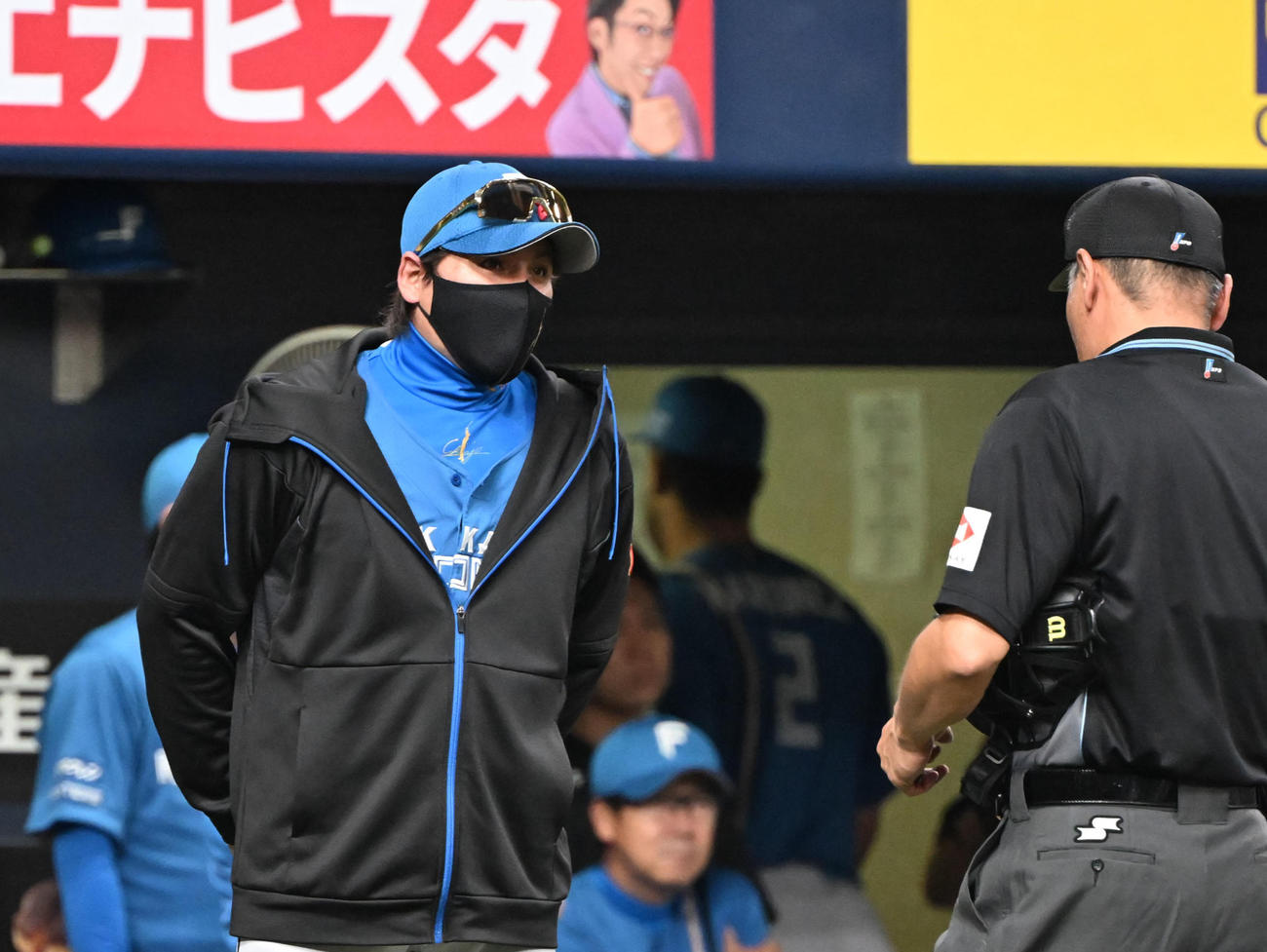 オリックス対日本ハム　7回、オリックスに勝ち越しを許し投手の交代を告げる日本ハム新庄監督（撮影・和賀正仁）