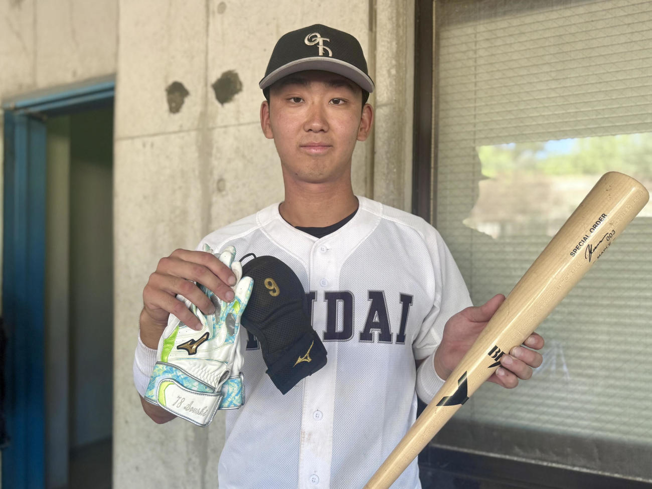 阪神大学野球　第1節1回戦　大体大対関西外大　開幕戦にリーグ通算3号を放った大体大の福地基内野手（4年＝昌平）は、昌平OBの日本通運・沼生隆汰捕手のバットや、楽天・吉野創士外野手のリストガードと打撃手袋を使用して挑んだ