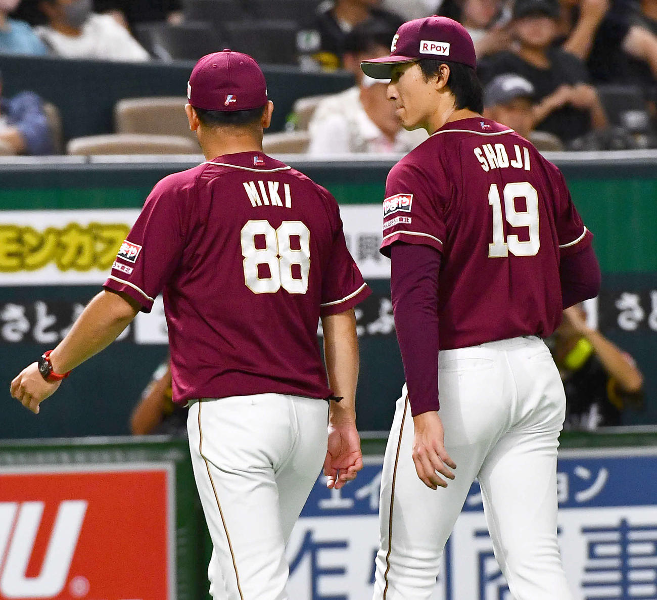 ソフトバンク対楽天　6回裏ソフトバンク1死一塁、降板となった荘司（右）は三木監督と話しながらベンチへ戻る（撮影・岩下翔太）