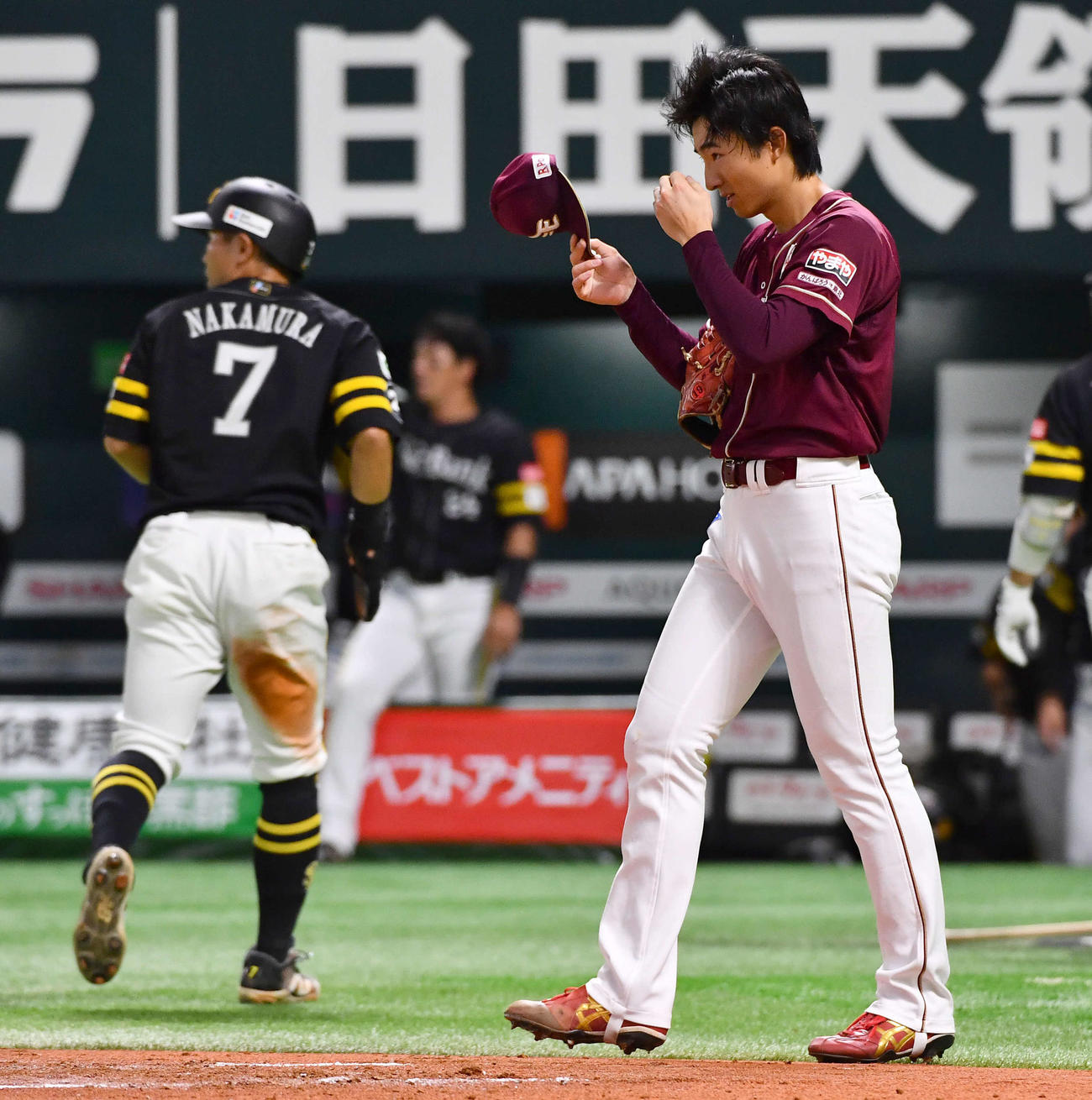 ソフトバンク対楽天　2回裏ソフトバンク2死一、二塁、海野に先制の中前適時打を打たれた荘司（右）。左は生還した中村（撮影・岩下翔太）