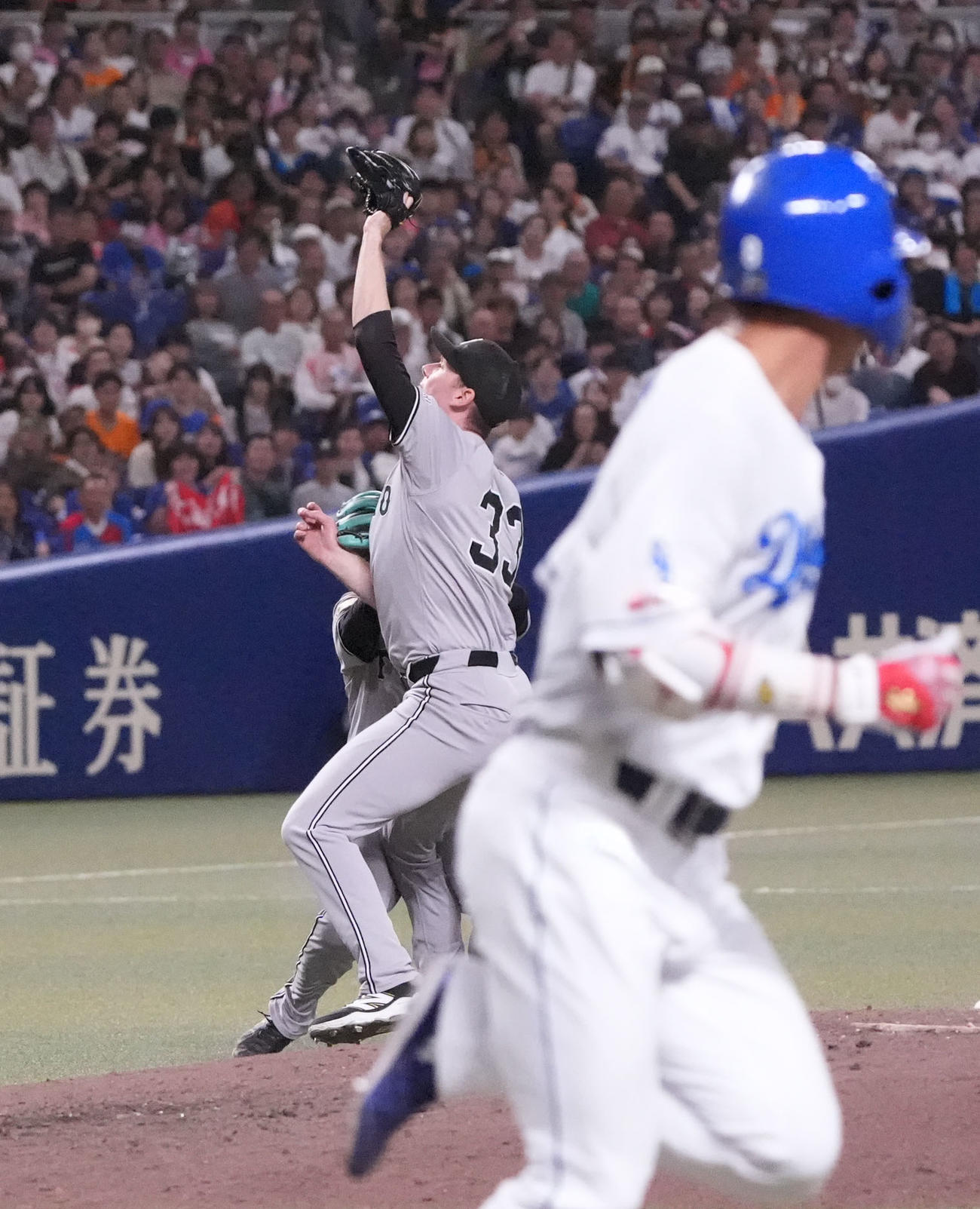 中日対巨人　6回裏中日2死一塁、大島の飛球を追い激突する左から門脇誠とケラー（撮影・森本幸一）