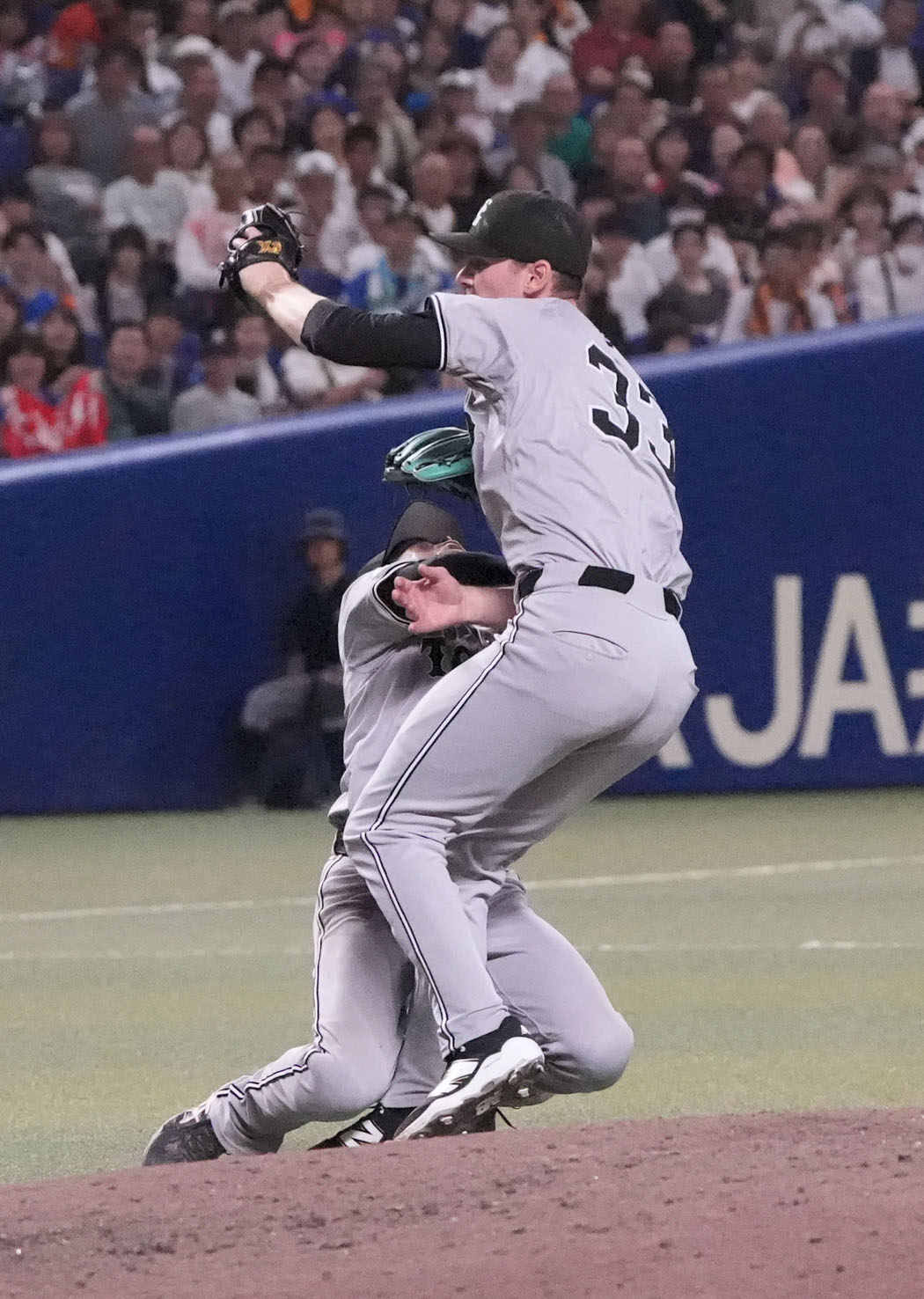中日対巨人　6回裏中日2死一塁、大島の飛球を追い激突する左から門脇誠とケラー（撮影・森本幸一）