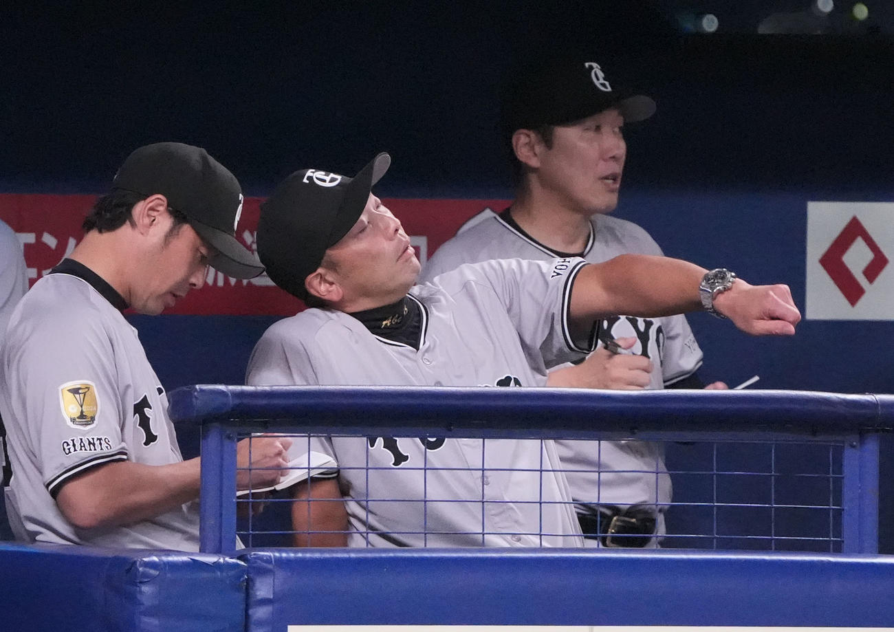 中日対巨人　6回表終了、阿部監督（中央）は腕を振る（撮影・森本幸一）