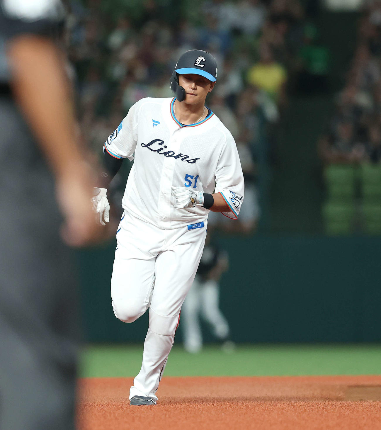 西武対ロッテ　1回裏西武無死、右越え先制ソロ本塁打を放ち、ダイヤモンドを回る西川（撮影・河田真司）