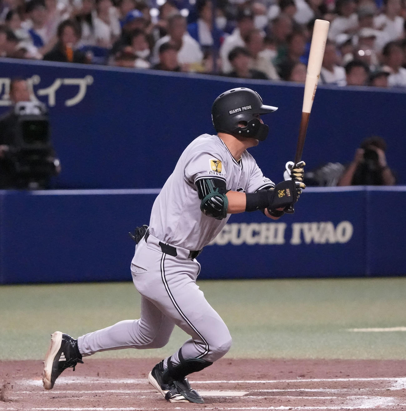 中日対巨人　9回表巨人2死満塁、二塁適時内野安打を放つ吉川（撮影・森本幸一）