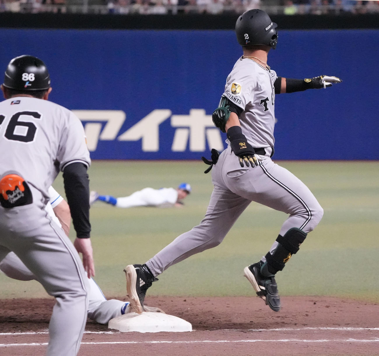 中日対巨人　9回表巨人2死満塁、吉川（右）は二塁適時内野安打を放ち出塁する（撮影・森本幸一）