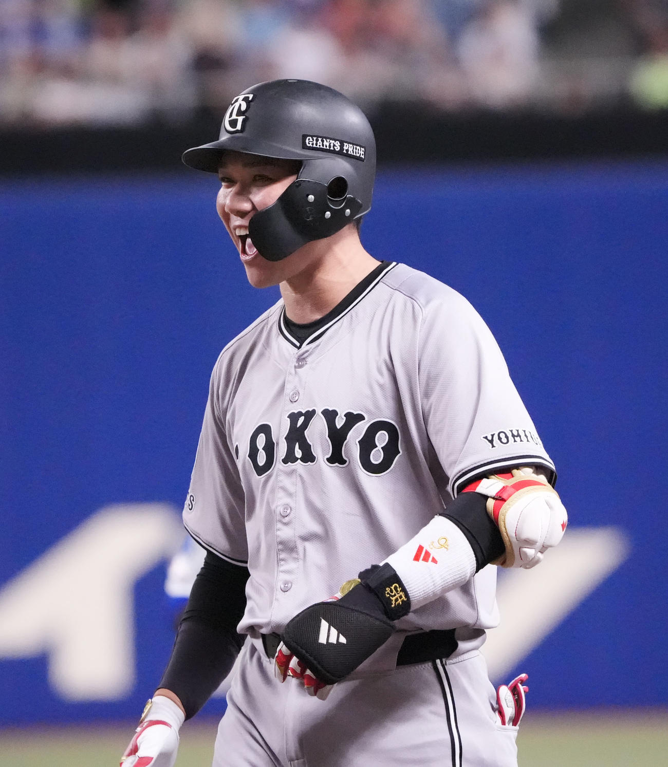 中日対巨人　9回表巨人2死満塁、坂本は中前適時打を放ち笑顔を見せる（撮影・森本幸一）