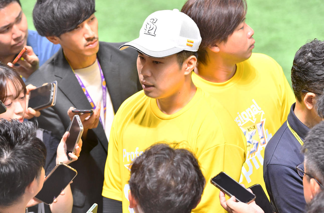 ソフトバンク対楽天　試合前、囲み取材を受ける松本晴（撮影・岩下翔太）