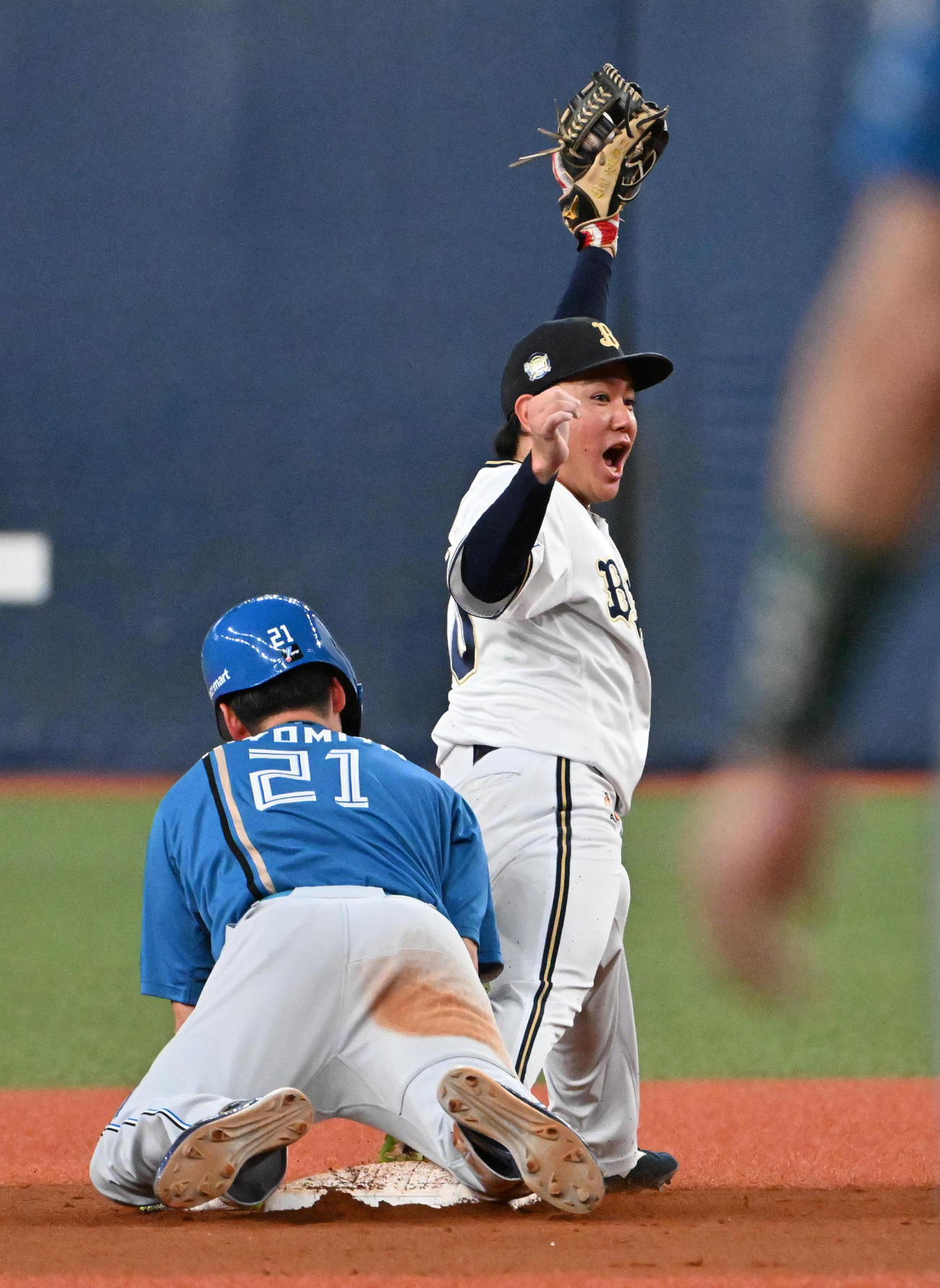 オリックス対日本ハム　6回表日本ハム1死一、二塁、野村の右飛で飛び出した二塁走者の清宮（左）は戻りきれず封殺される、野手大城（撮影・石井愛子）
