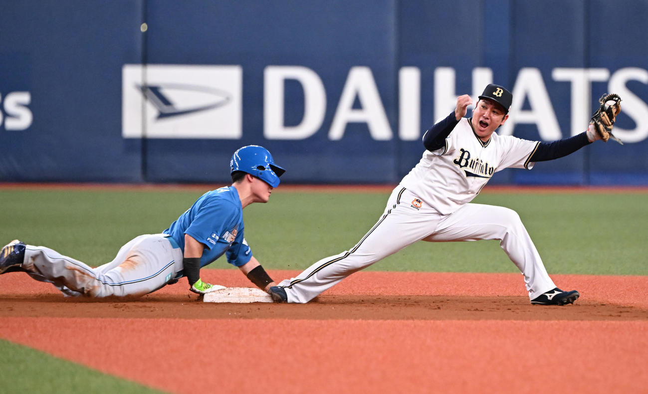 オリックス対日本ハム　6回表日本ハム1死一、二塁、野村の右飛で飛び出した二塁走者の清宮幸は戻りきれず封殺される、野手大城（撮影・和賀正仁）
