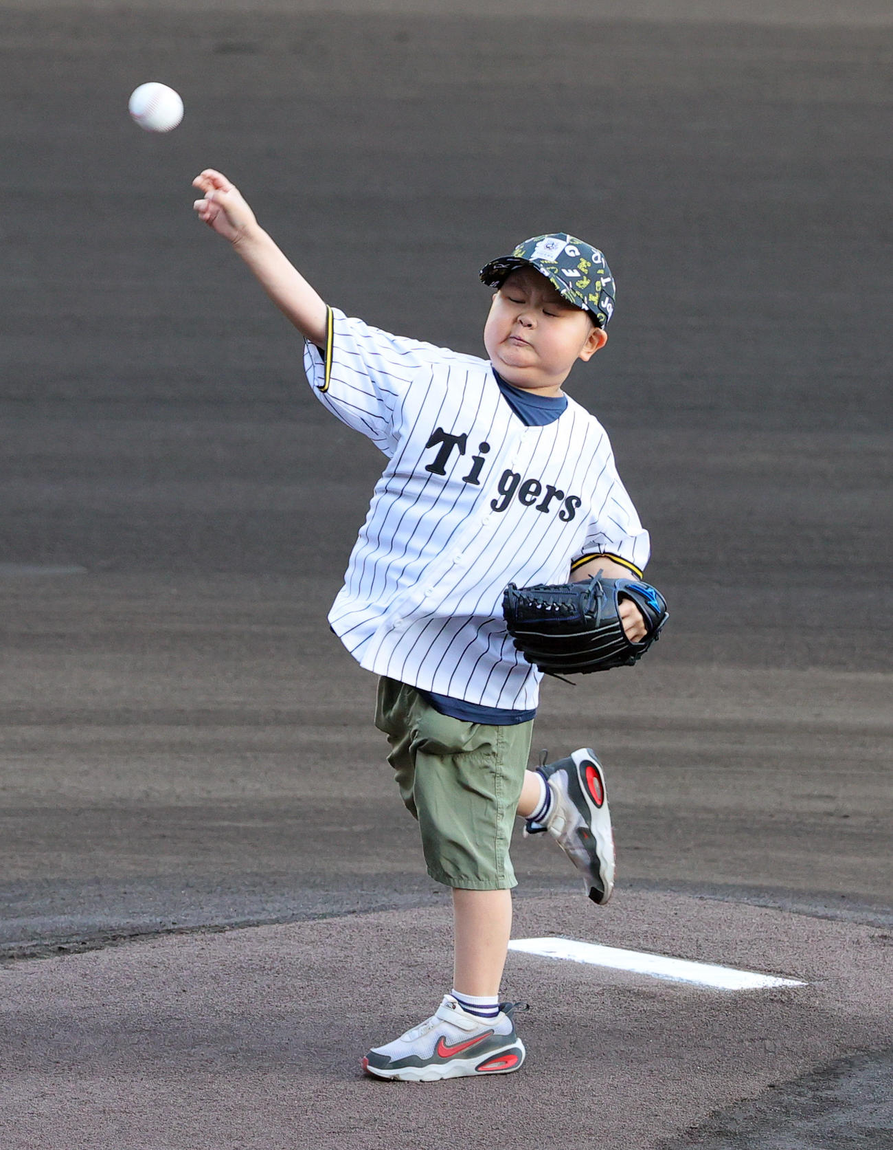 阪神対広島　ファーストピッチで投球する坂牧快莉くん（撮影・上山淳一）