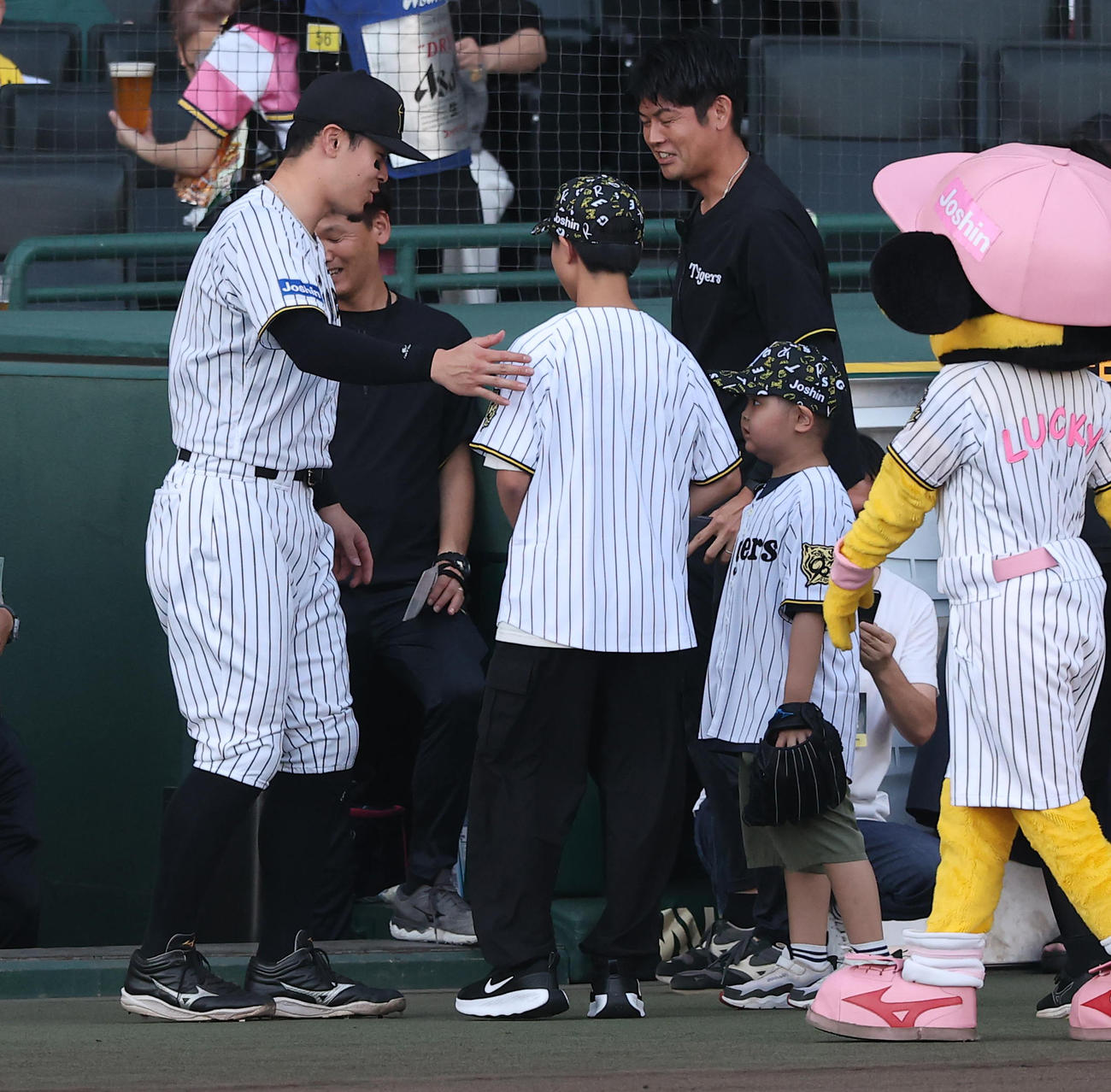 阪神対広島　小児がんと闘う子供たちを激励する佐藤輝（撮影・上田博志）