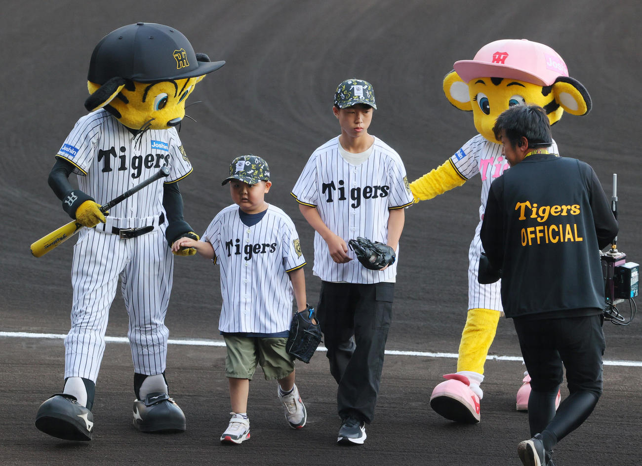 阪神対広島　ファーストピッチを行った坂牧快莉くん（左）と捕手を務めた前田悠真くん（撮影・上山淳一）