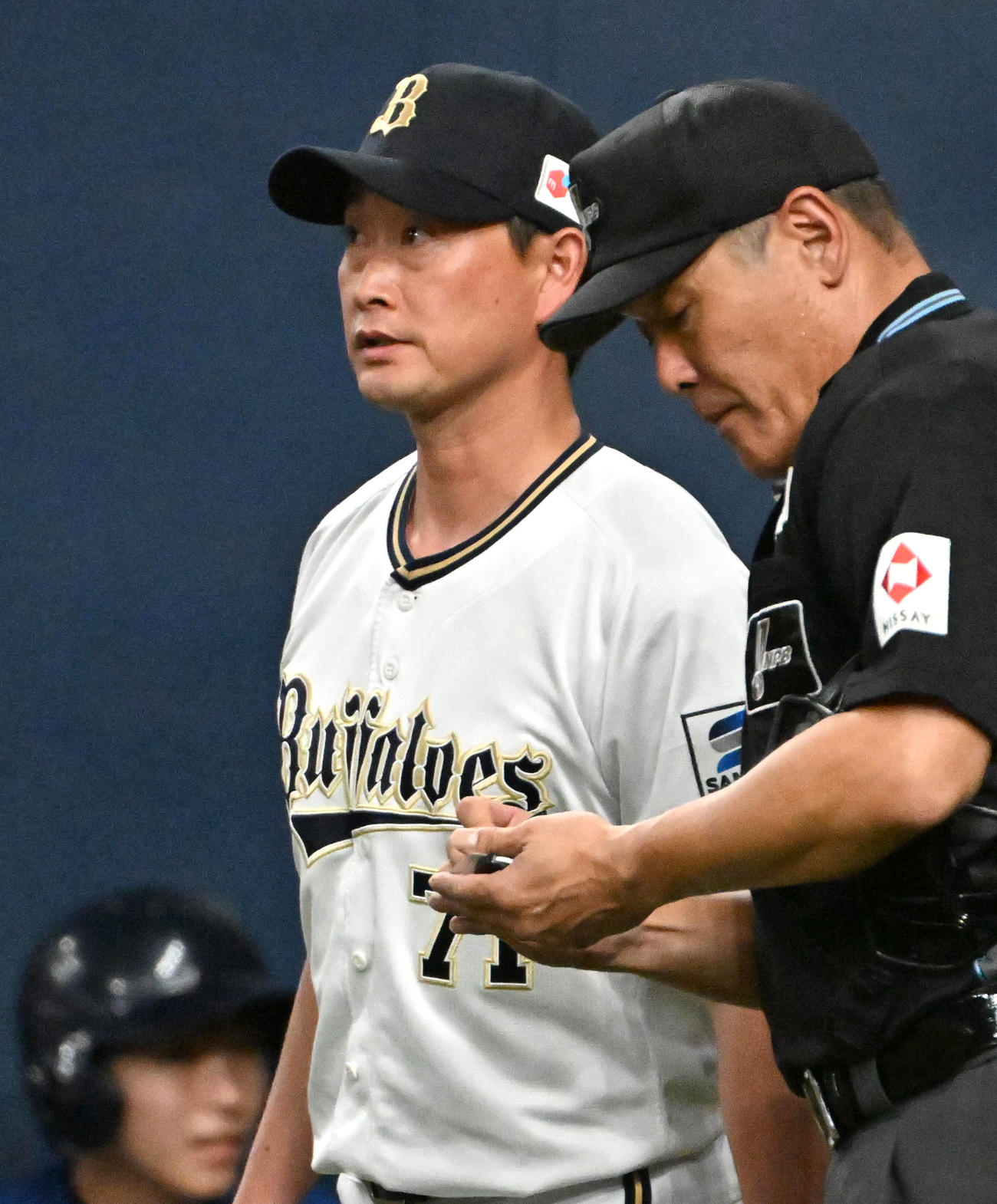 オリックス対日ハム　メンバー交代を告げるオリックスの岸田監督（左）（撮影・石井愛子）