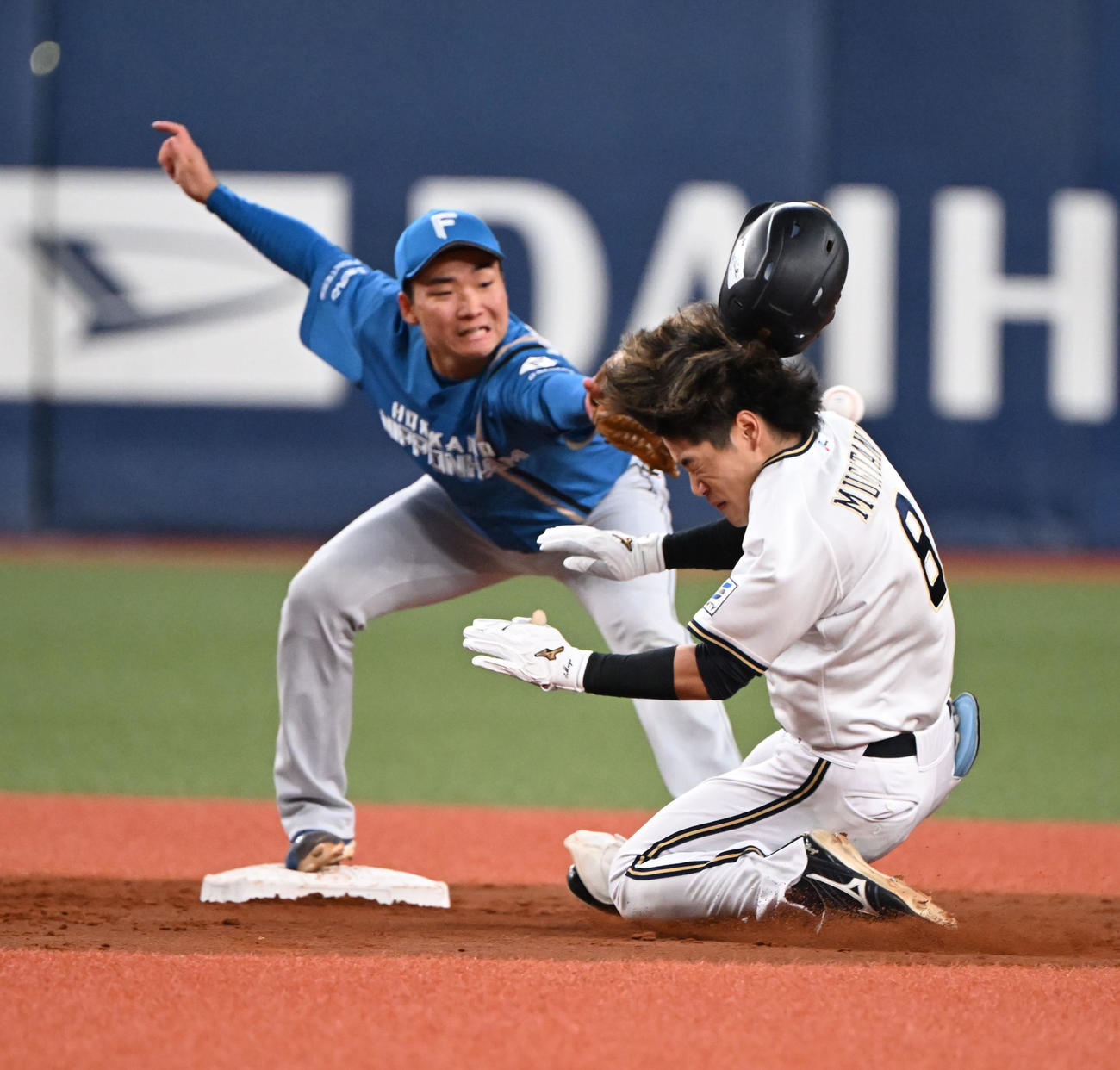 オリックス対日本ハム　3回裏オリックス2死、右中間に二塁打を放ち滑り込む麦谷（撮影・和賀正仁）