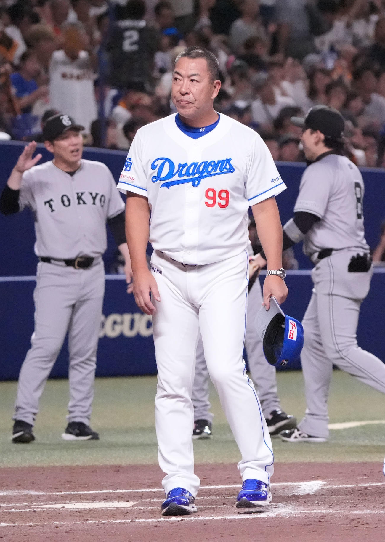 中日対巨人　試合終了、整列し観客にあいさつをする井上監督（撮影・森本幸一）