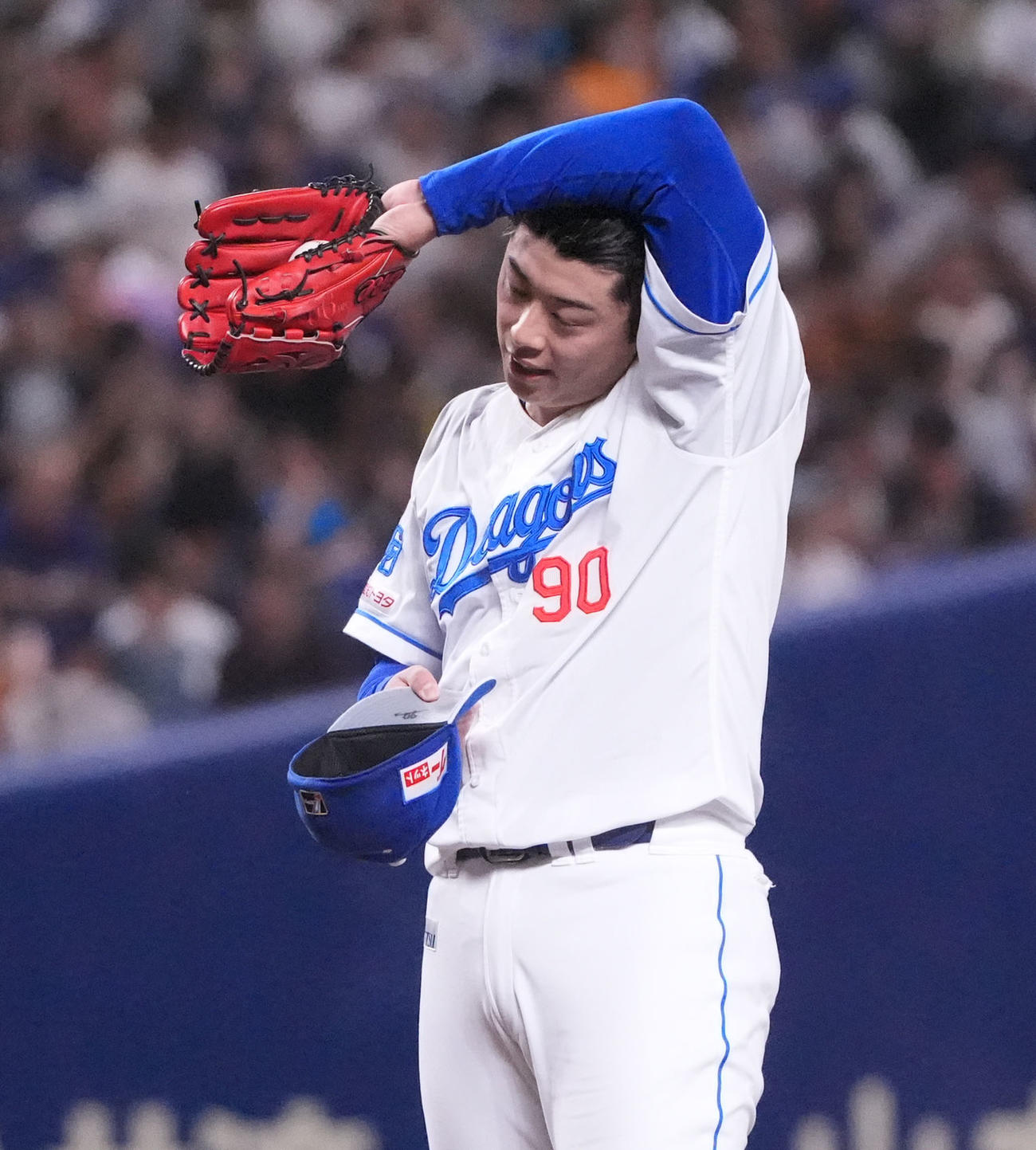 中日対巨人　9回表巨人2死満塁、松山（手前）は坂本に適時打を打たれ汗を拭く（撮影・森本幸一）