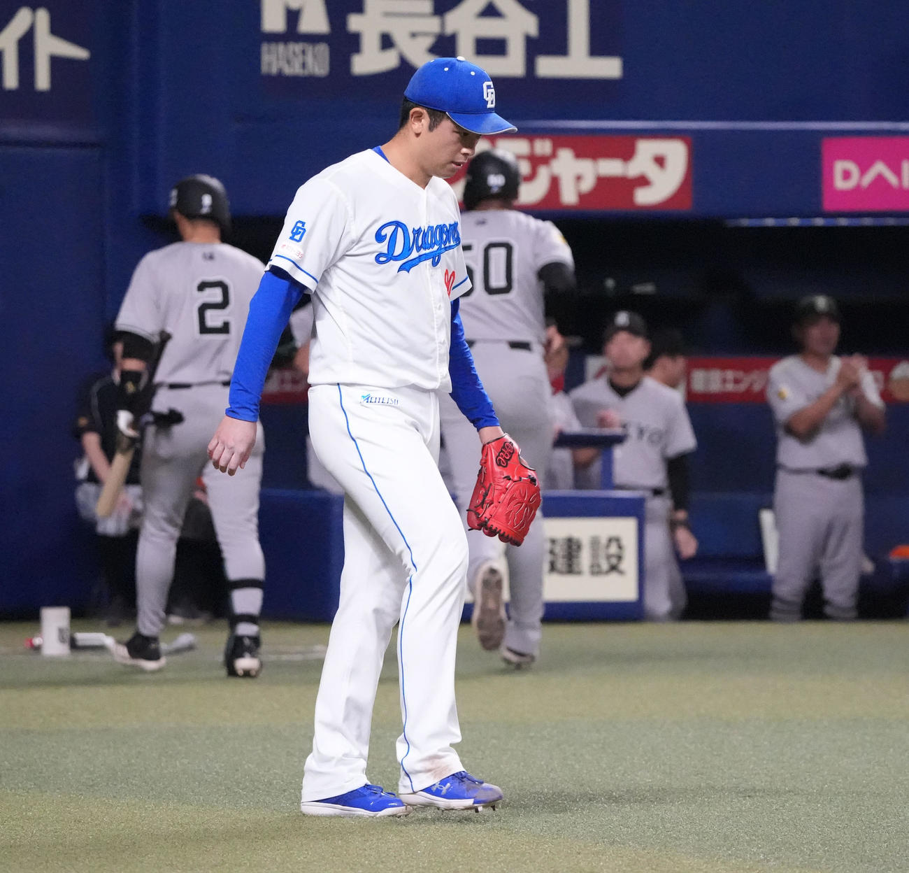 中日対巨人　9回表巨人2死満塁、松山（手前）は坂本に適時打を打たれる（撮影・森本幸一）